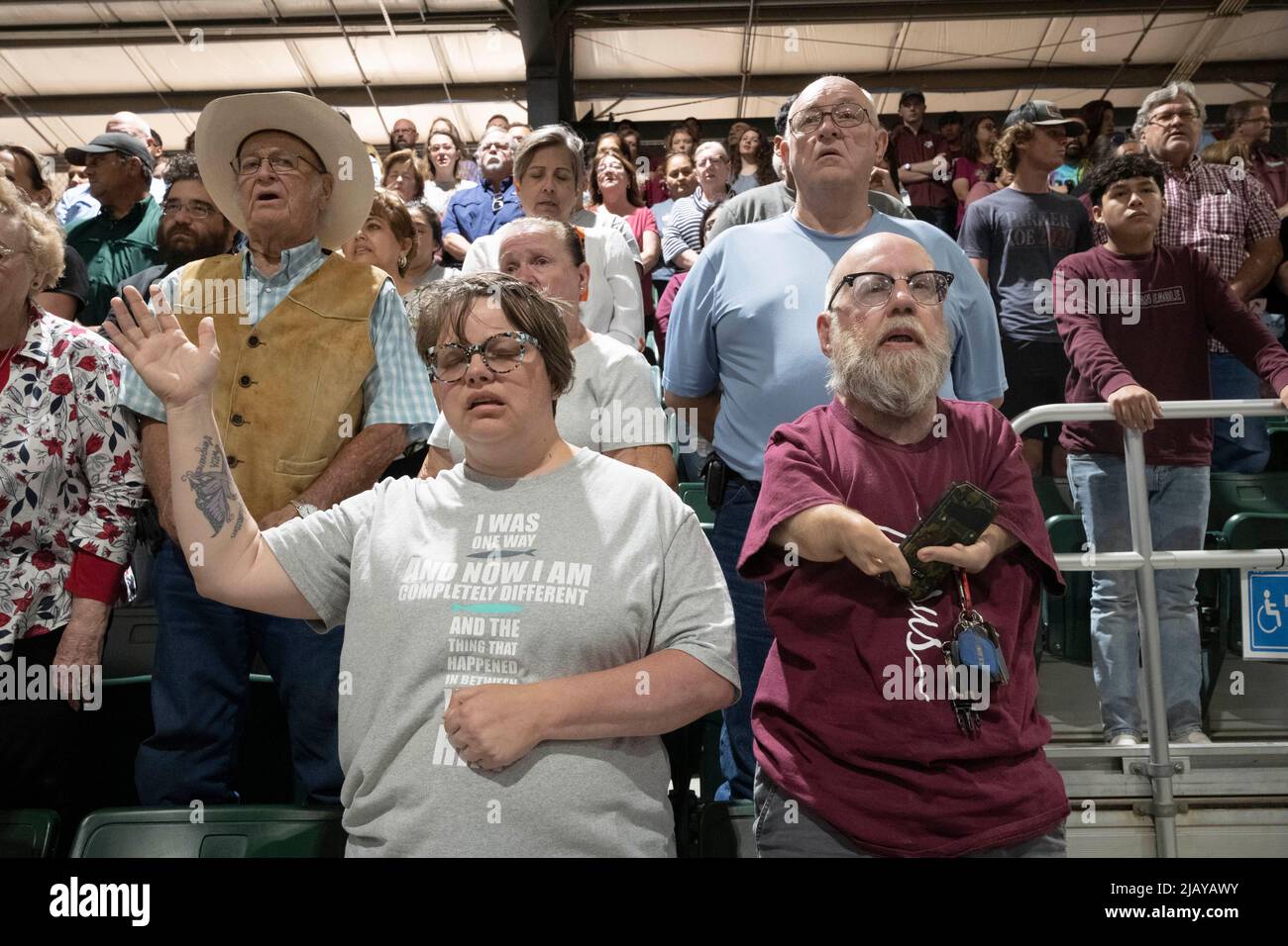 Uvalde Texas USA, 25 2022. Mai: Bewohner beten und singen am Mittwoch, dem 26. Mai 2022, während eines gemeindenweiten Heilungsdienstes, nachdem ein einsamer Schütze am Vortag in die Robb-Grundschule eintrat und 19 Kinder und zwei Lehrer tötete. ©Bob Daemmrich Stockfoto