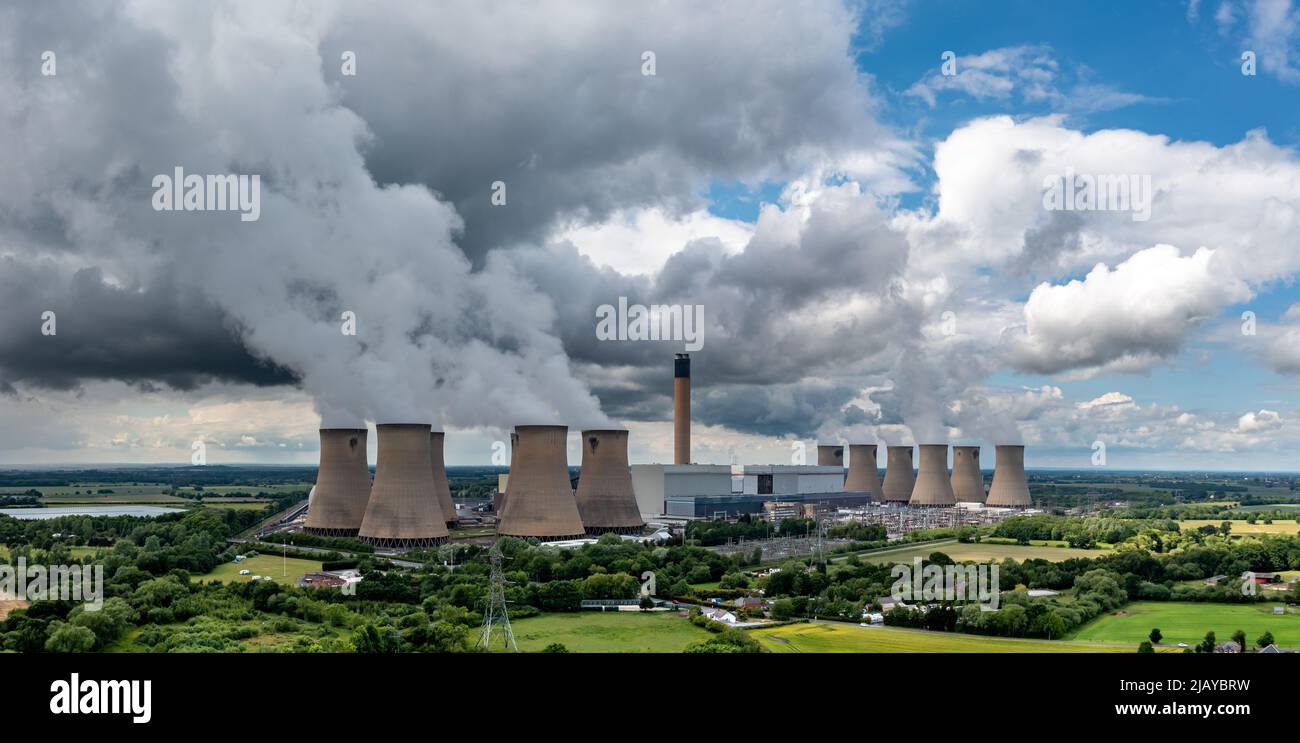 Luftlandschaftsansicht des Drax Power Station in North Yorkshire mit rauchenden Kaminen und Kühltürmen, die CO2 in die Atmosphäre Pumpen Stockfoto