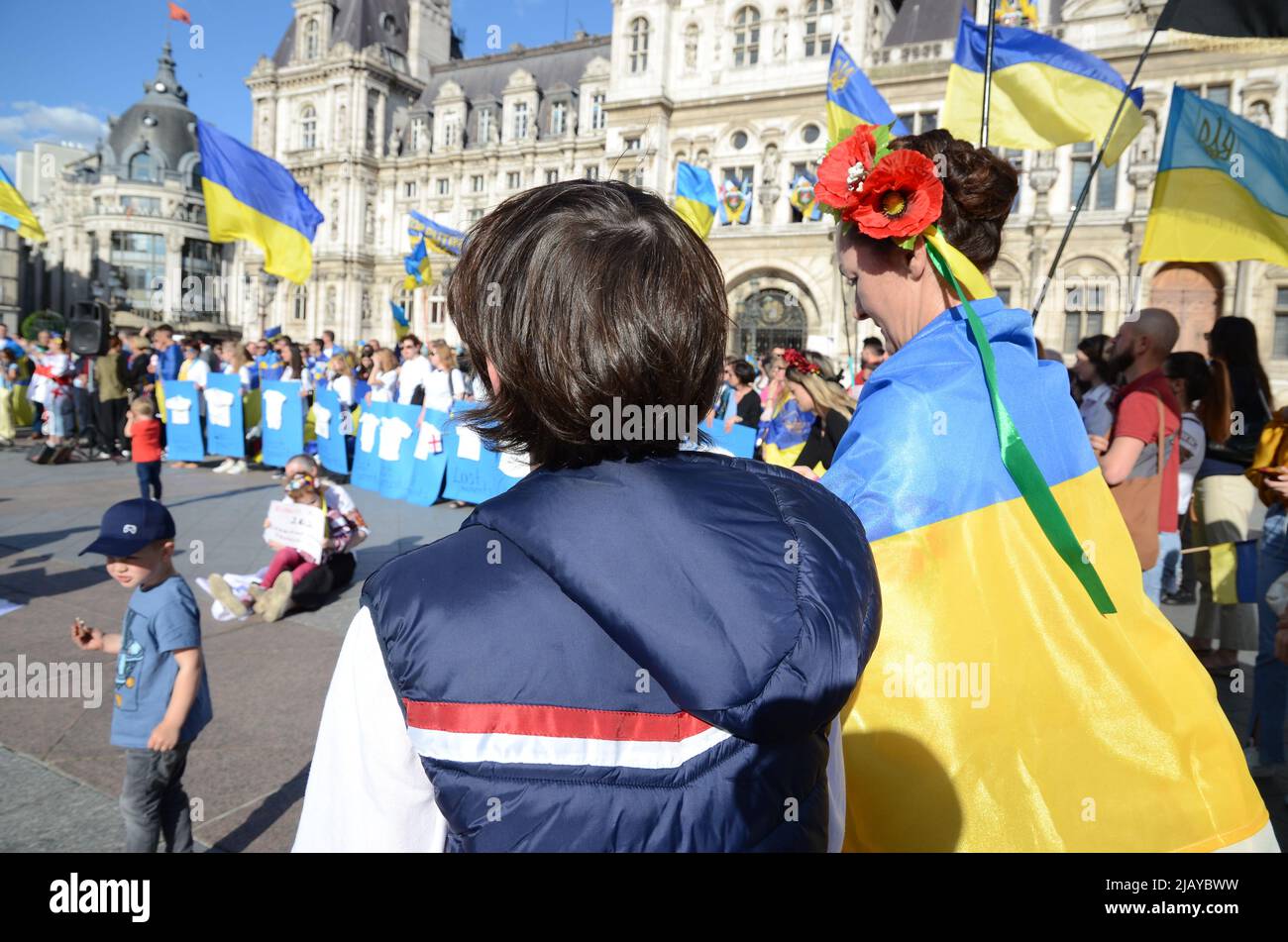 Auf dem Platz des Pariser Rathauses fand eine Versammlung statt, um ukrainische Kinder zu unterstützen, unter den Anwesenden G. Garrigos , E.Pliez, F.Bechiau Stockfoto
