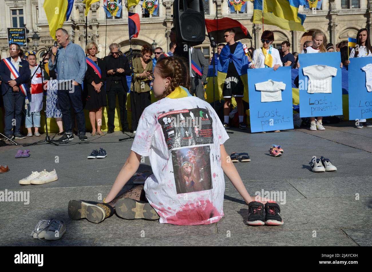 Auf dem Platz des Pariser Rathauses fand eine Versammlung statt, um ukrainische Kinder zu unterstützen, unter den Anwesenden G. Garrigos , E.Pliez, F.Bechiau Stockfoto