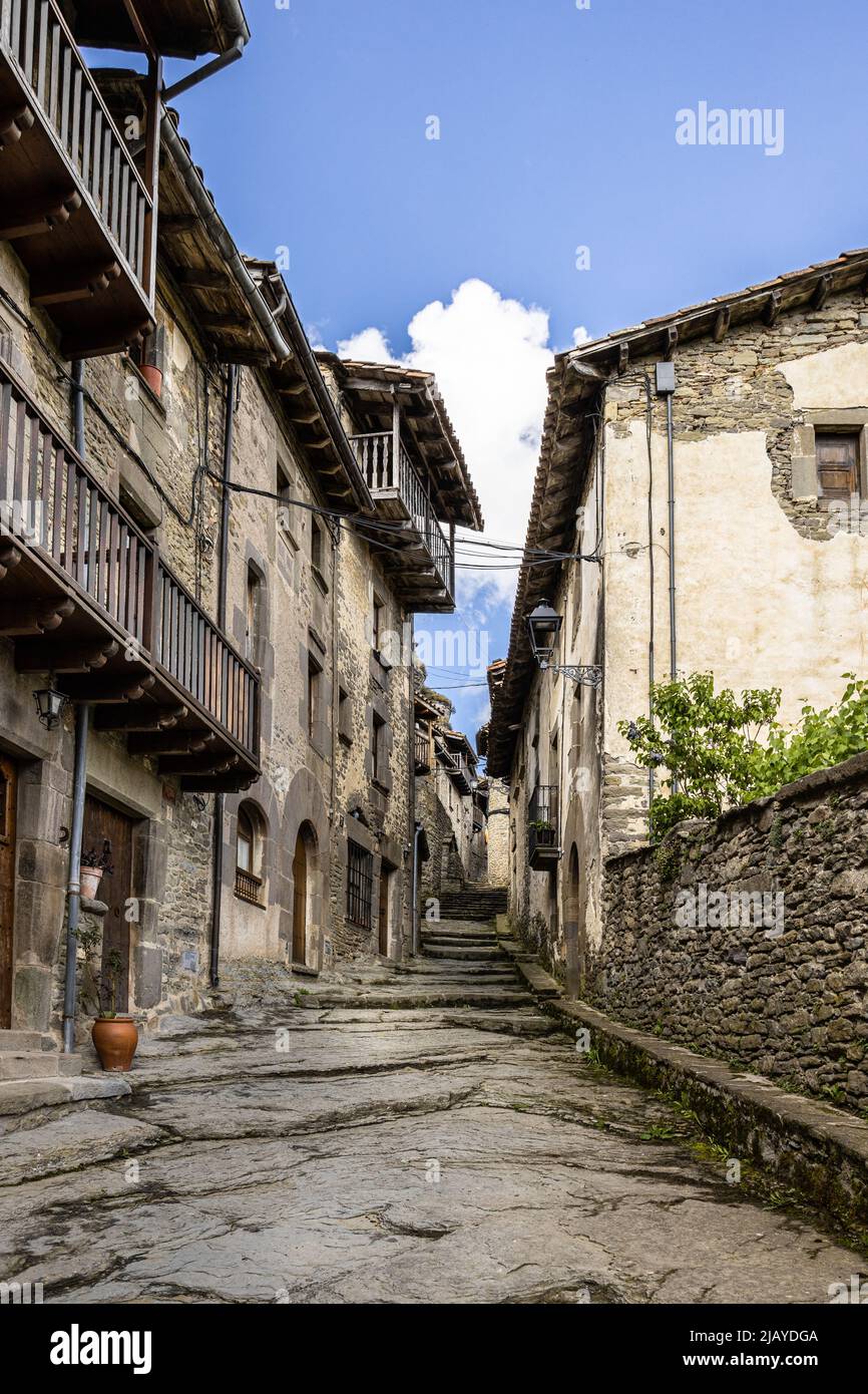 Leere Straße des mittelalterlichen spanischen Dorfes Ruppit, alte Steinstraße in Katalonien, Spanien Stockfoto