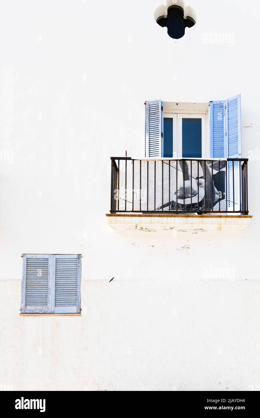 Kleiner blauer Balkon auf dem weißen Haus, Altstadt auf Ibiza Stockfoto
