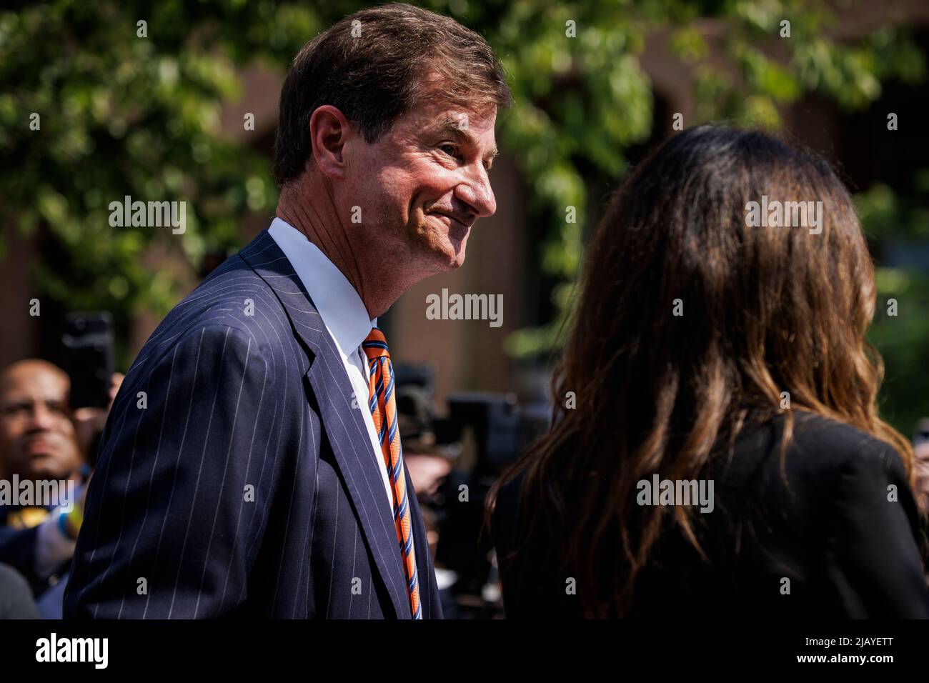Fairfax, Usa. 01.. Juni 2022. Benjamin Chew (L) und Camille Vasquez (R), die Anwälte des US-Schauspielers Johnny Depp, geben eine Erklärung ab, nachdem die Jury am 1. Juni 2022 in Fairfax, VA, ein Urteil vor dem Fairfax County Circuit Courthouse getroffen hatte. (Foto: Samuel Corum/Sipa USA) Quelle: SIPA USA/Alamy Live News Stockfoto