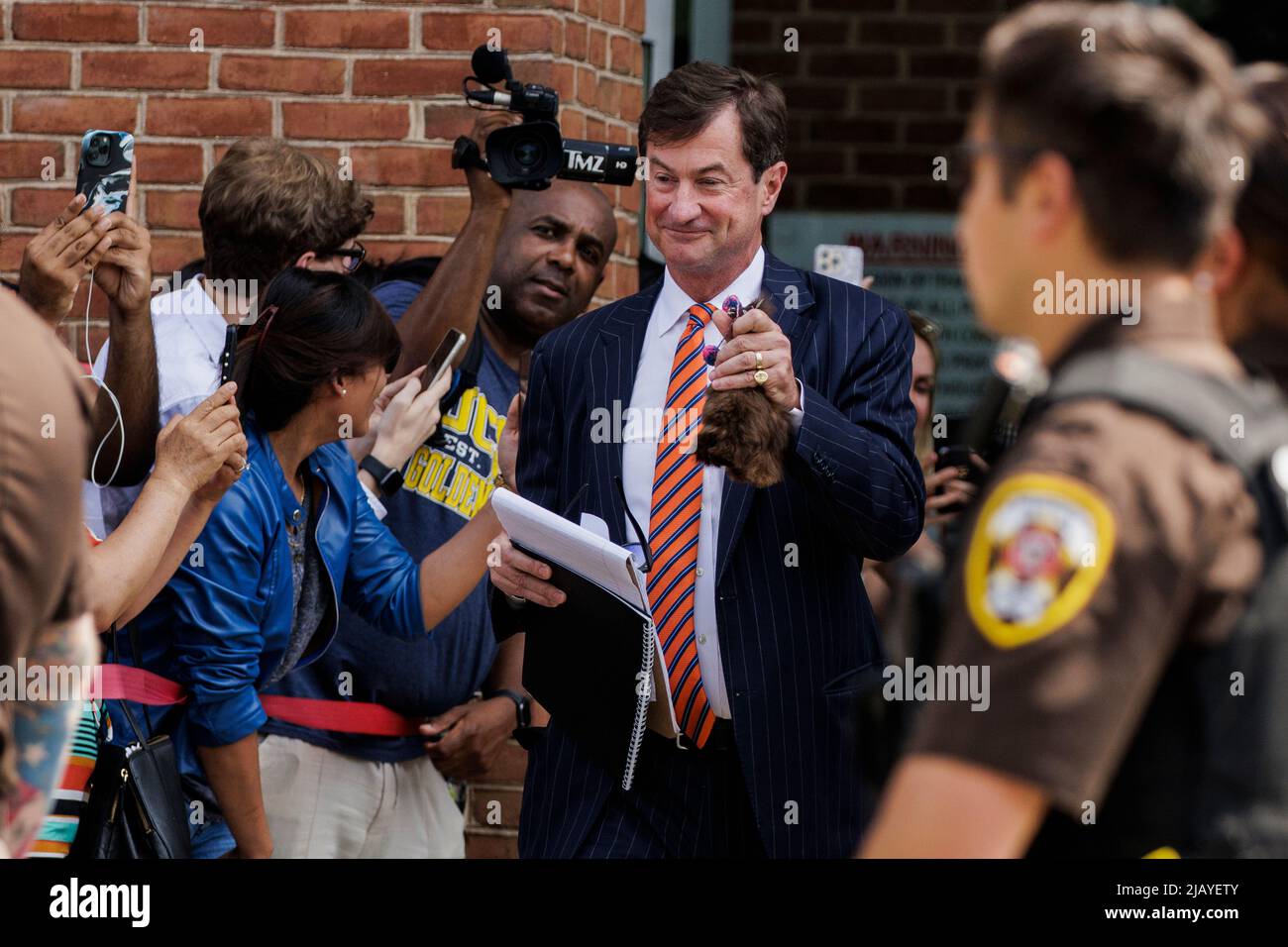 Fairfax, Usa. 01.. Juni 2022. Benjamin Chew, der Anwalt des US-Schauspielers Johnny Depp, kommt aus dem Fairfax County Circuit Courthouse, um eine Erklärung abzugeben, nachdem die Jury am 1. Juni 2022 in Fairfax, VA. Ein Urteil gefällt hatte. (Foto: Samuel Corum/Sipa USA) Quelle: SIPA USA/Alamy Live News Stockfoto