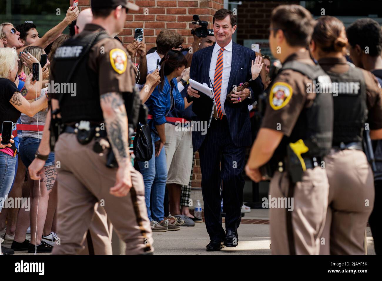 Fairfax, Usa. 01.. Juni 2022. Benjamin Chew, der Anwalt des US-Schauspielers Johnny Depp, kommt aus dem Fairfax County Circuit Courthouse, um eine Erklärung abzugeben, nachdem die Jury am 1. Juni 2022 in Fairfax, VA. Ein Urteil gefällt hatte. (Foto: Samuel Corum/Sipa USA) Quelle: SIPA USA/Alamy Live News Stockfoto