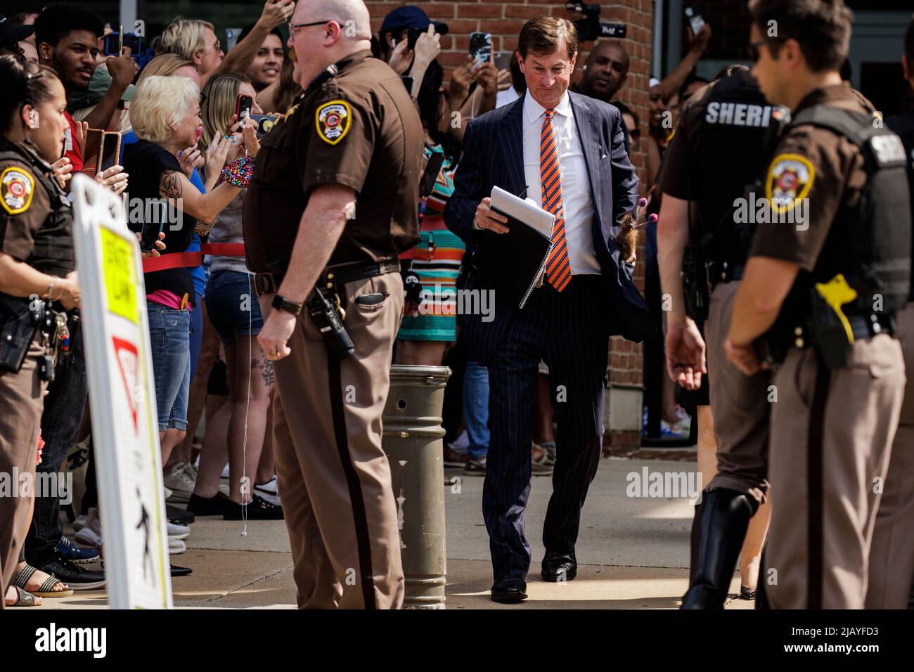 Fairfax, Usa. 01.. Juni 2022. Benjamin Chew, der Anwalt des US-Schauspielers Johnny Depp, kommt aus dem Fairfax County Circuit Courthouse, um eine Erklärung abzugeben, nachdem die Jury am 1. Juni 2022 in Fairfax, VA. Ein Urteil gefällt hatte. (Foto: Samuel Corum/Sipa USA) Quelle: SIPA USA/Alamy Live News Stockfoto