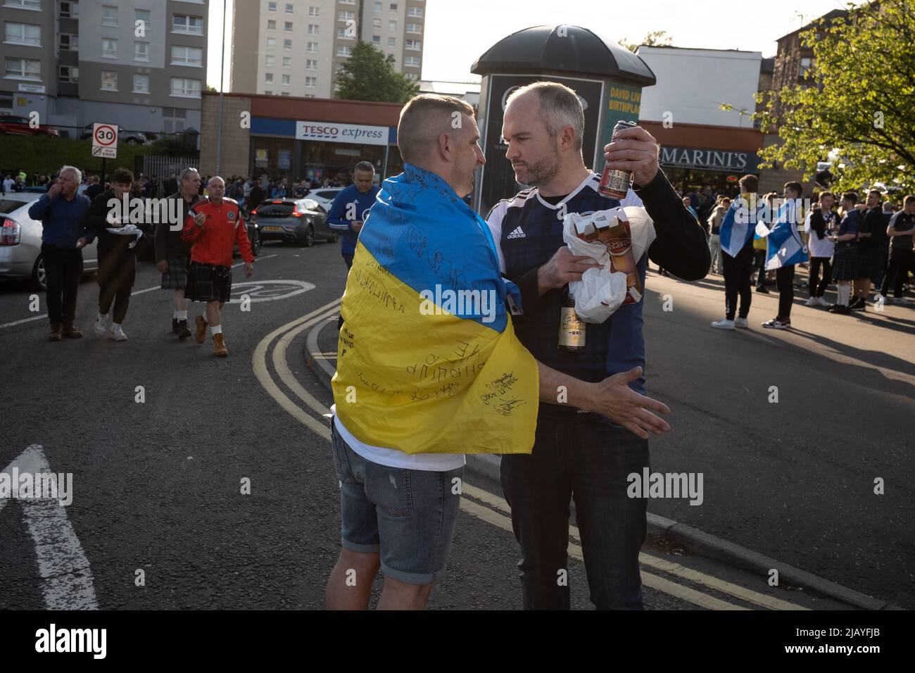 Glasgow, Schottland, 1.. Juni 2022. Schottische und ukrainische Fußballfans vor dem Hampden Park Stadium vor dem heutigen UEFA-Weltcup-Play-off-Spiel, am 1. Juni 2022 in Glasgow, Schottland. Quelle: jeremy sutton-hibbert/Alamy Live News Stockfoto