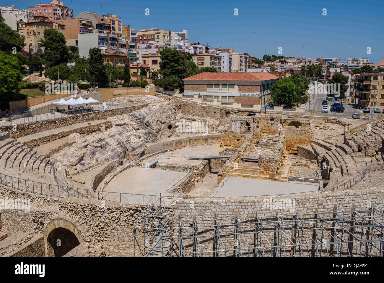 28. Mai 2022, Tarragona, Katalonien, Spanien: Blick auf das Amphitheater von Tarragona mit der modernen Stadt im Hintergrund. Gebaut in der II? Jahrhundert während der Herrschaft von Hadrian, ist der Circus Antico von Tarragona Teil eines römischen archäologischen Komplexes, der von den lokalen Behörden auf touristischen Wert gesetzt wurde. t ist in der UNESCO-Liste des Weltkulturerbes enthalten. Seit 1998, ''tarraco Viva'' ist ein Fest, das die römische Kultur von Tarragona im Mai präsentiert. Es ist ein großer Gewinn, um Kreuzfahrtkunden zu gewinnen.seit 2021 hat der Hafen von Tarragona eine Investition zur Erhöhung der Kapazität angekündigt Stockfoto