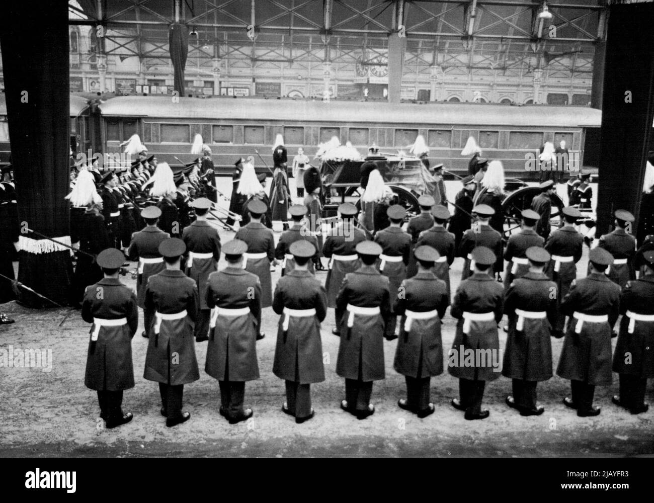 Das Begräbnis von König George VI Abfahrt von Paddington - der Waffenwagen mit dem Royal Coffin am Bahnhof Paddington. Von dort aus wurde der Royal Coffin mit dem Zug nach Windsor gebracht. Beachten Sie, dass die Säulen der Station schwarz drapiert sind. 15. Februar 1952. (Foto von Paul Popper, Paul Popper Ltd.). Stockfoto