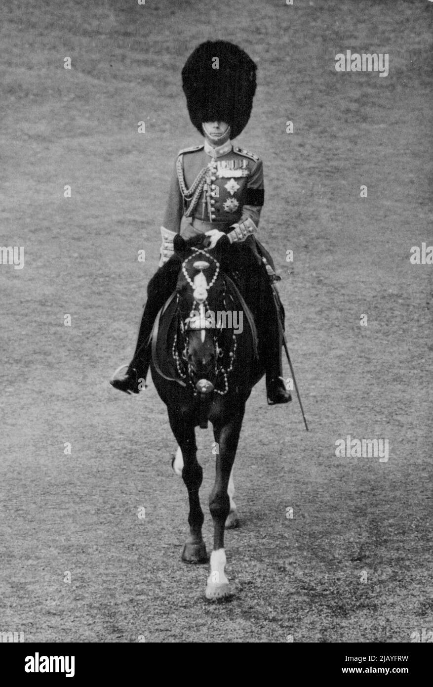 Trooping of the Colour Ceremony am 42.. Geburtstag des Königs: Eine feine Nahaufnahme von König Edward, der zur Zeremonie des Troopings der Farbe bei der Parade der Pferdewächter eintrifft. Er trug die scharlachrote Tunika und das schwarze Bärenleder der Uniform des Oberstleutnant der Grenadier-Wachen, dessen Farben tropiert waren. Anlässlich des zweiten 42. Geburtstages des Königs fand heute die Zeremonie der Truppentrooping der Farbe auf der Parade der Pferdewächter hier zu seinen Ehren statt. Der König nahm den königlichen Gruß zum ersten Mal als regierender Herrscher. 20. Juli 1936. (Foto von Associated Press Photo). Stockfoto