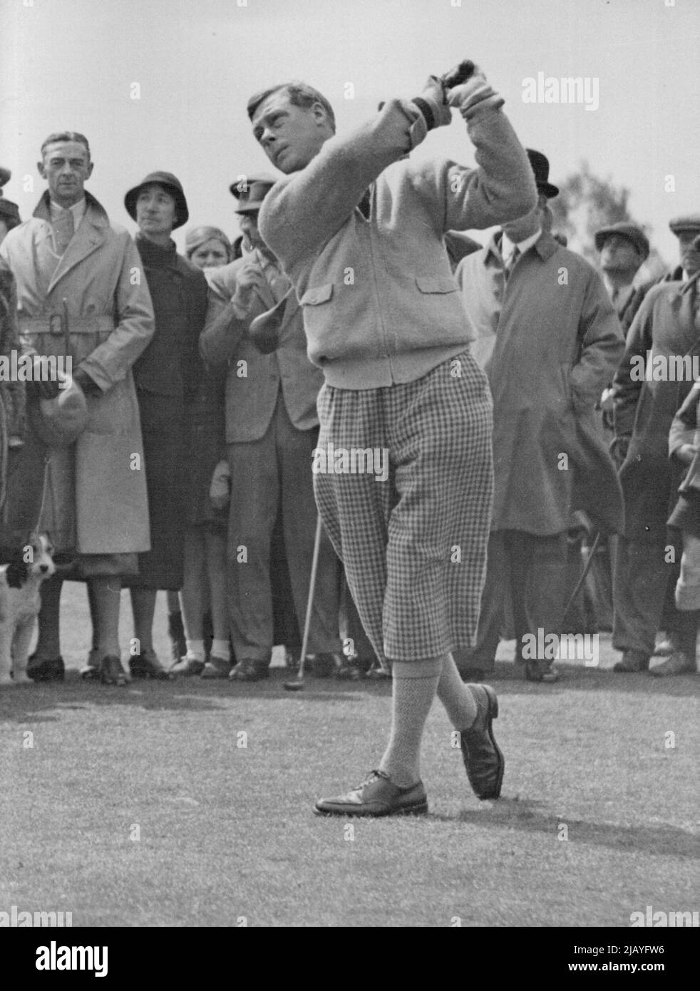 Ereignisse im Leben von König Edward VIII: Einer der besten Royal Golfer, der gegenwärtige König wird während eines parlamentarischen Handicap-Spiels im Juni 1935 beim Fahren gesehen. 9. März 1936. (Foto von Associated Press Photo). Stockfoto