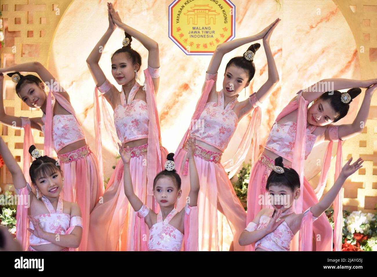 Malang, Ost-Java, Indonesien. 1.. Juni 2022. Einige Kinder führen während des chinesischen Kulturfestivals im eng an Kiong Tempel einen Tanz auf. (Bild: © Aman Rochman/ZUMA Press Wire Service) Stockfoto