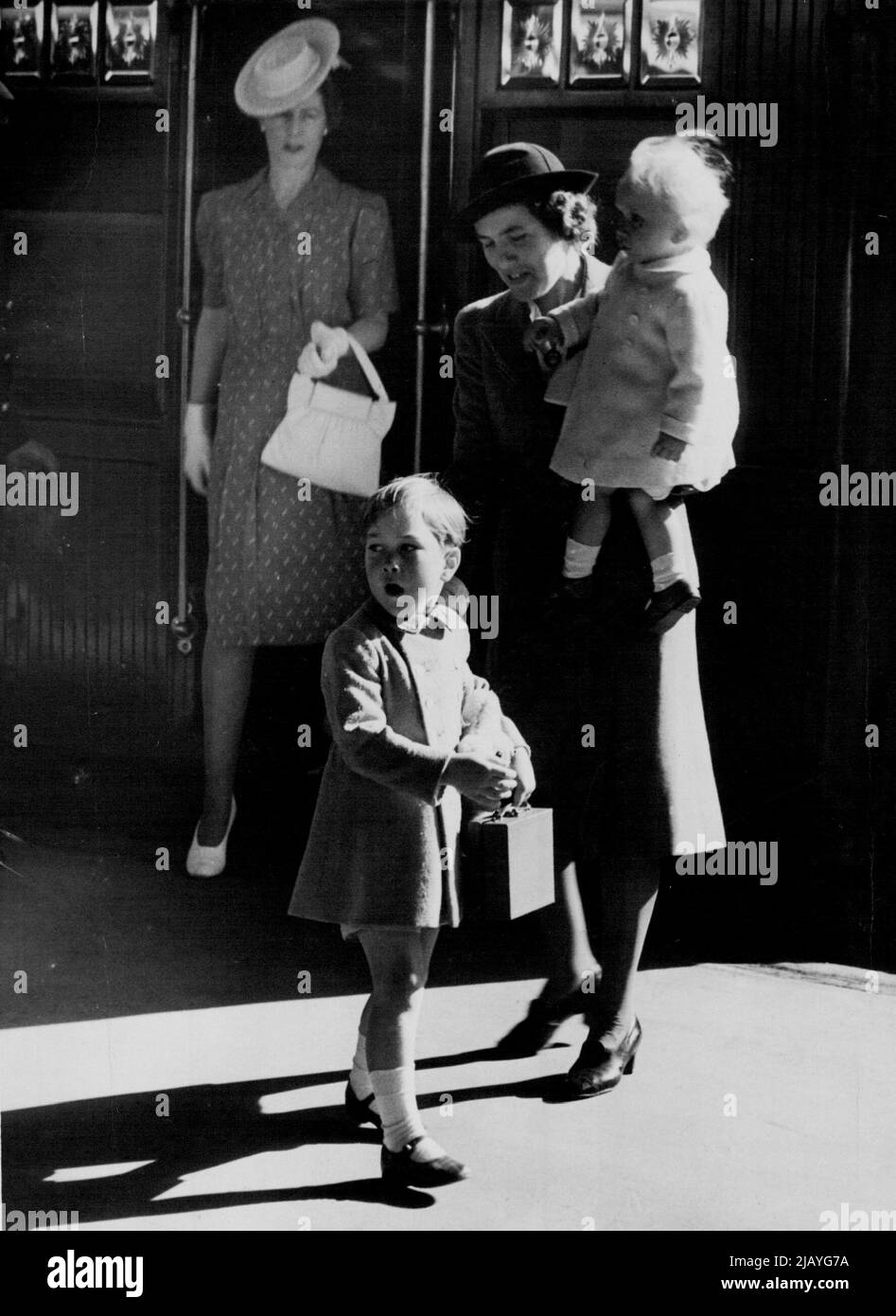 Erstarren Augen: Prinz William sieht noch ein wenig erstarren, als er gestern auf die Spencer - Street Station, Melbourne, tritt, nachdem er mit seiner Mutter, der Herzogin von Gloucester, in Melbourne angekommen war. 19. November 1945. Stockfoto