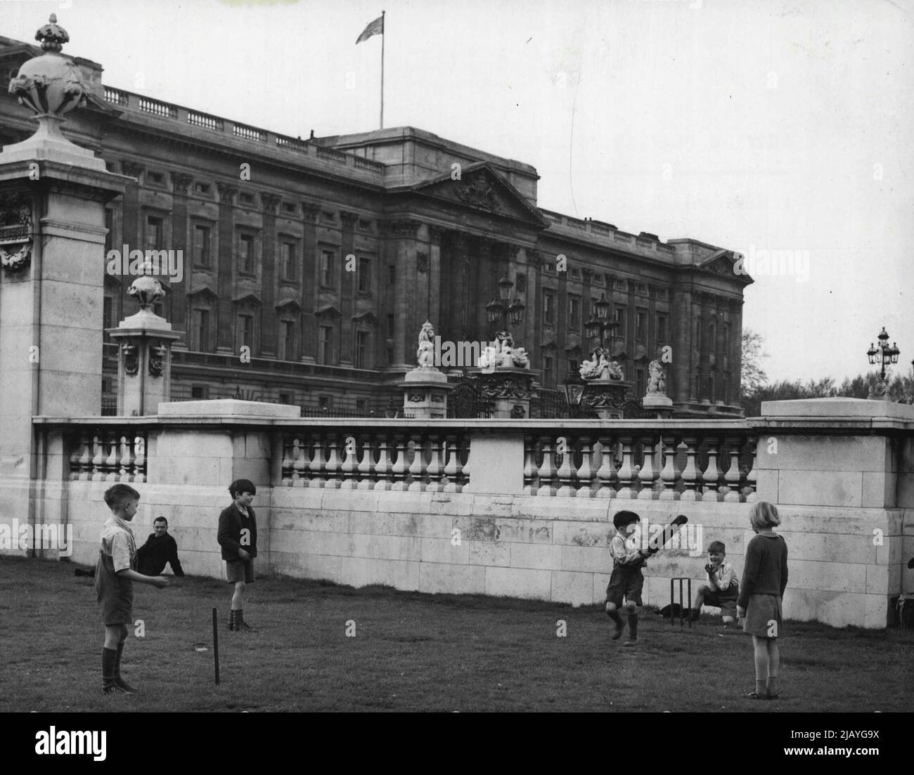 Sie spielen 'Cricket' im Buckingham Palace - 'they're Changing the Guard at Buckingham Palace' -- führen die Zeilen des bekannten Liedes, aber hätte der Songwriter dieses Bild gesehen, wäre es wohl 'they're playing Cricket at Buckingham Palace' gewesen. Dieses wunderbar informelle Foto wurde vor kurzem vor dem Buckingham Palace aufgenommen - während ihre Majestäten in Residenz waren - und die Kinder genossen jede Minute ihres „richtigen königlichen“ Spiels. 01. Juni 1948. (Foto von J. Waldorf, International News Photos). Stockfoto