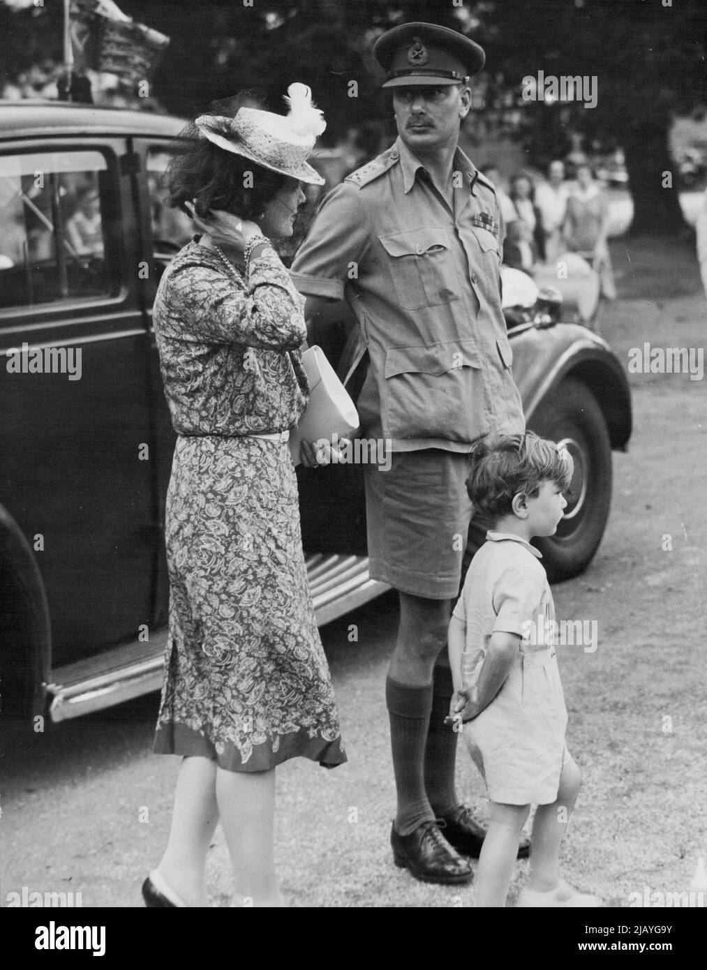 Familiengruppe: Australiens königlicher Generalgouverneur, der Herzog von Gloucester, mit der Herzogin und Prinz William, aufgenommen in Marulan gestern Abend, als die Party auf dem Weg nach Canberra ruhte. 30. Januar 1945. Stockfoto