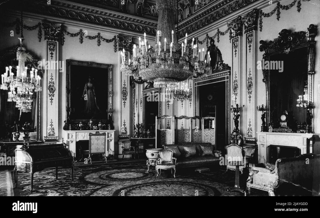 White Drawing Room am Buckingham Palace. Der Weiße Zeichnungs-Saal Buckingham Palace - der geräumige Weiße Zeichnungs-Saal im Buckingham Palace, ist auf diesem neuen Foto zu sehen. Das Bild ist eines der ersten, das seit der Einführung des Fotografierverbots im Palast aufgenommen wurde. 01. August 1947. Stockfoto