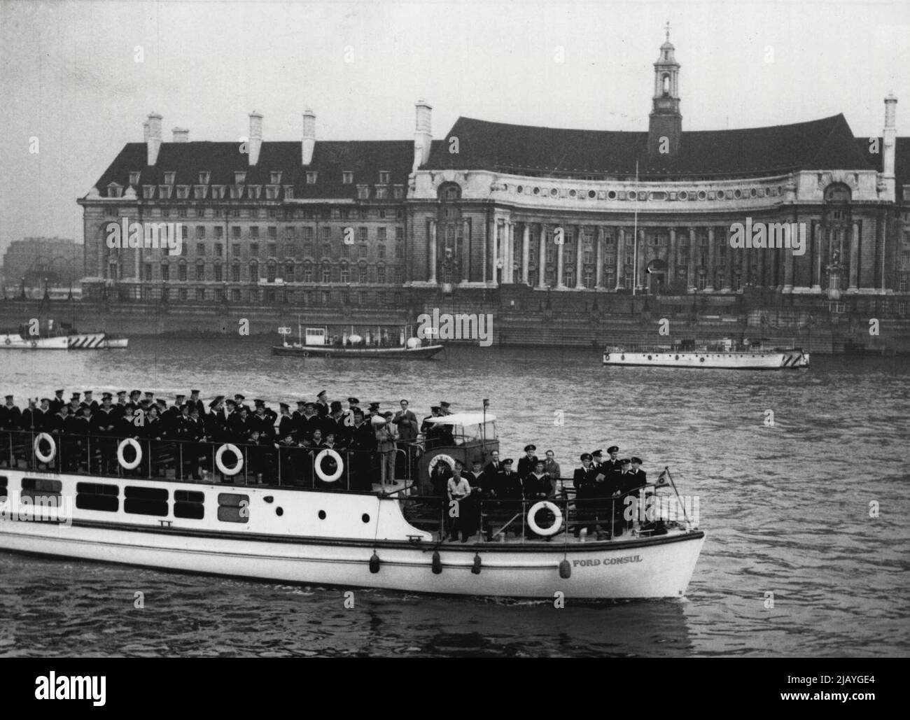 'Russische Matrosen swoop on Nylons' - Russische Matrosen, die gestern auf ihrer Fahrt auf der Themse an Bord eines Vergnügungsdampfers gesehen wurden. Im Hintergrund ist die Bezirkshalle zu sehen. 14. Oktober 1955. (Foto von Daily Mirror). Stockfoto