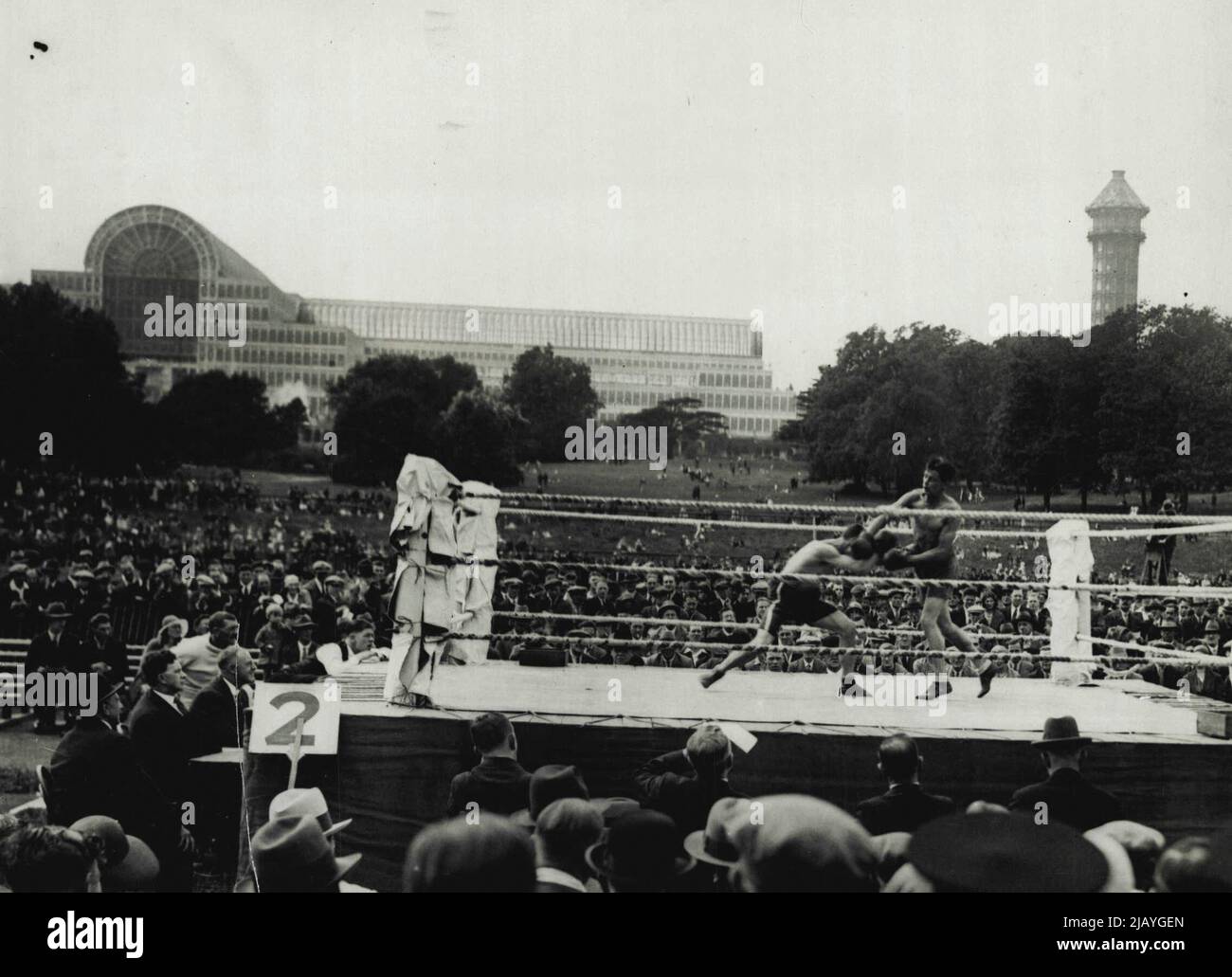 'Open Air Boxing at Crystal Palace' -- Urlauber, die eine der vielen Kämpfe genießen, die für Enthusiasten in der Freiluft im Crystal Palace an der Bank Holiday zur Verfügung gestellt wurde. 03. August 1931. (Foto von Photopress). Stockfoto