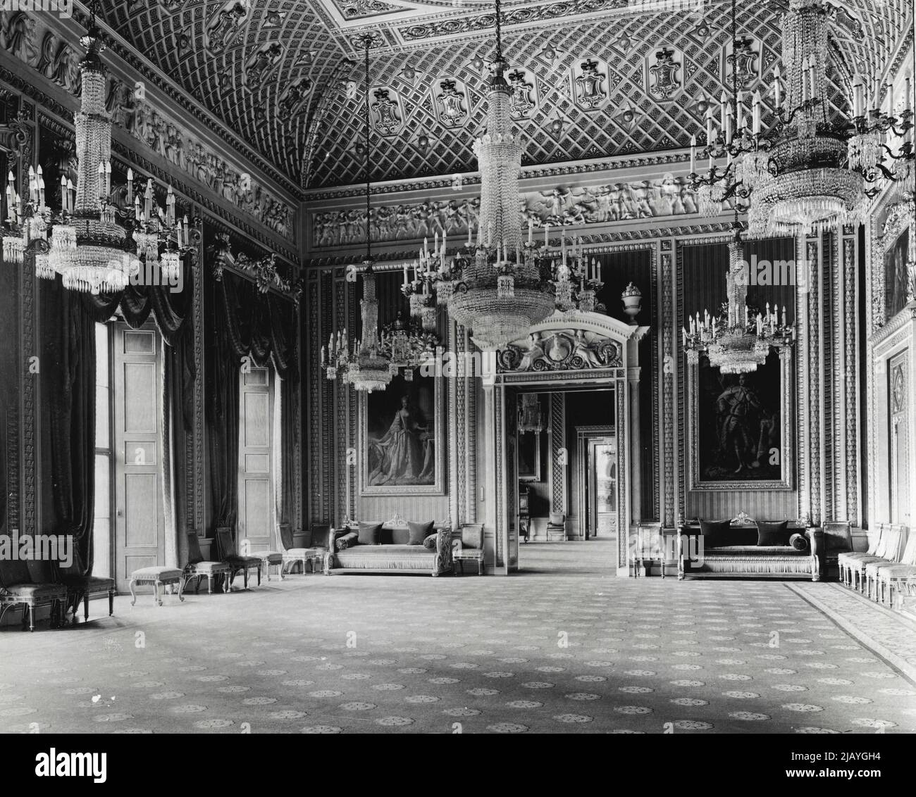 Innenräume des Buckingham Palace -- der weiße Salon aus dem Nordwesten, der den Eingang zum Musikzimmer zeigt, und der blaue Salon dahinter. 06. Dezember 1937. (Foto der Topical Press Agency Ltd.). Stockfoto