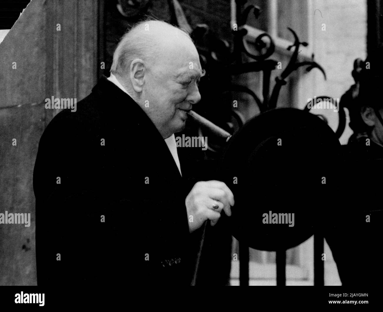 Start der H-Bomb-Debatte -- Sir Winston Churchill, der Premierminister, verlässt die Downing Street 10 für das Unterhaus am heutigen Nachmittag, dem 1. März, um die zweitägige große Debatte über die Entscheidung der Regierung, die Wasserstoffbombe in Großbritannien zu machen, zu eröffnen. 10. März 1955. (Foto von Associated Press Photo). Stockfoto