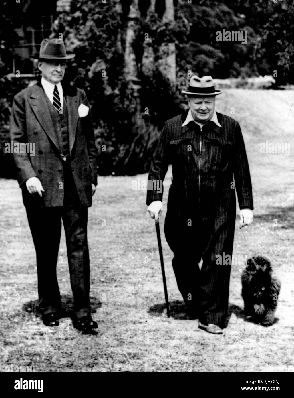 Churchill's Mission -- Churchill (D) - Ältester Staatsmann Bernard Baruch, der England besucht zwei Tropfen auf seinen Kumpel aus Kriegszeiten, Winston Churchill, im Premierminister-Haus in Kent. Der britische Führer vertuckte, dass er berühmt wurde. Sein Pudel, Rufus, ist immer an seiner Seite. 23. Dezember 1951. (Foto von International News Photo). Stockfoto