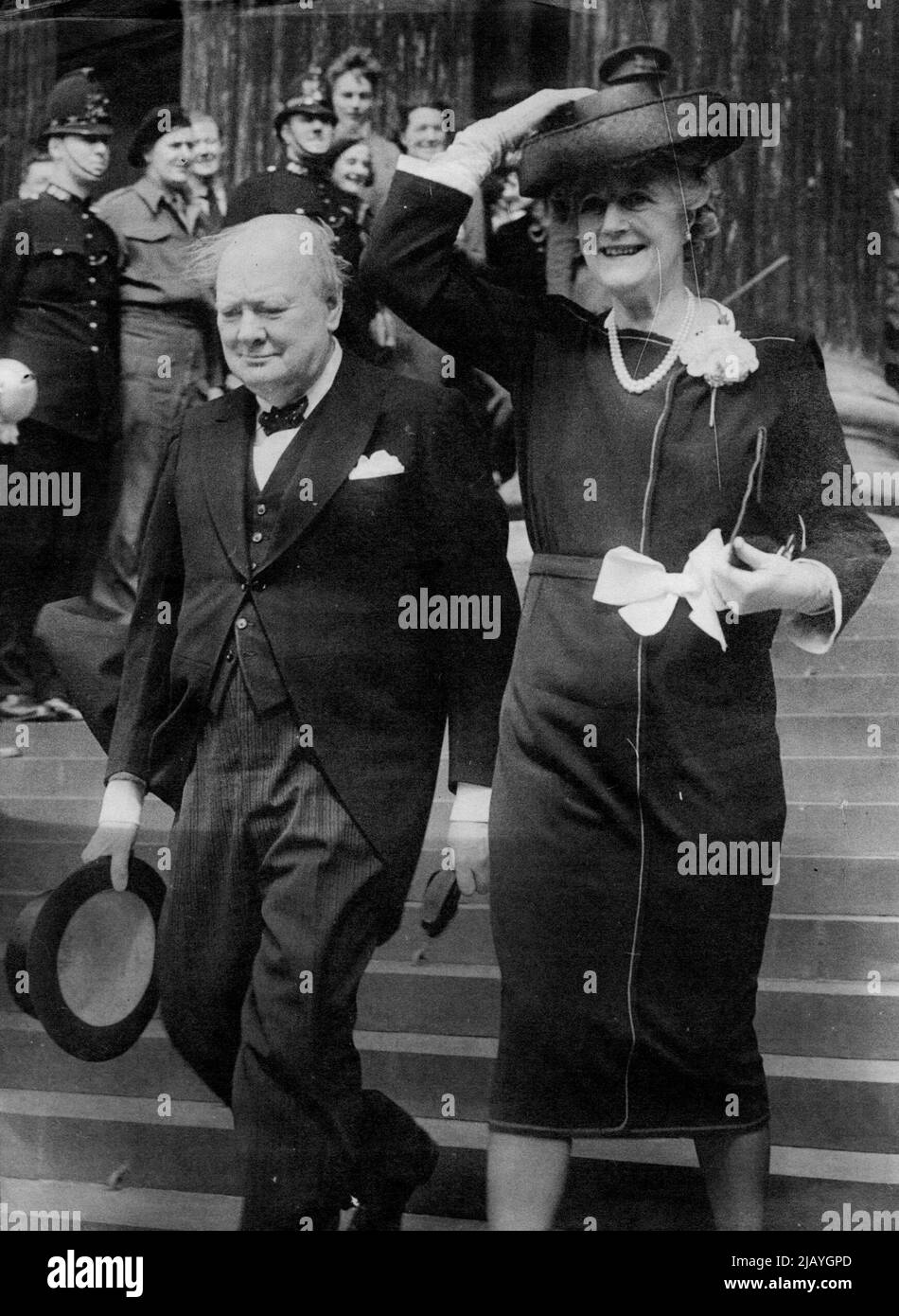 Premierminister beim National Service of Thanks Giving in der St. Paul's Cathedral - der Premierminister und Frau Churchill verlassen St. Paul's nach dem Gottesdienst. Der König und die Königin, mit Königin Mary, Prinzessin Elizabeth und Prinzessin Margaret, führten den nationalen Dankgottedienst in der St. Paul's Cathedral, London. 14.Mai 1945. Stockfoto