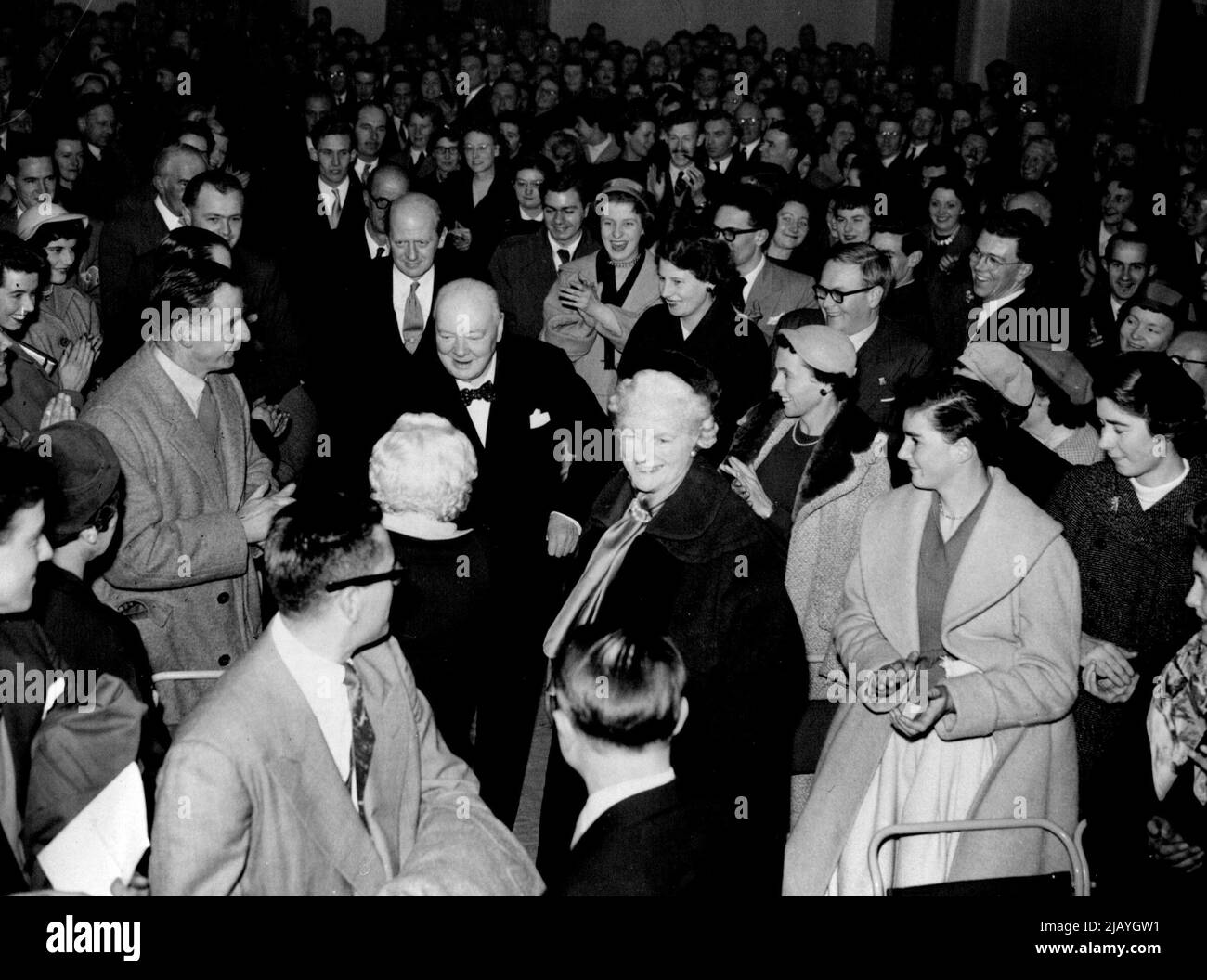 Sir Winston wurde von seinen Jungen Tories als He Breaks Silence gefeiert: Begeistertes Publikum auf den Füßen, wie seine Frau vorausgegangen war. Sir Winston Churchill kommt heute Nacht (Montag) zu einer Kundgebung junger Konservativer in der Sir James Hawkey Hall in seinem eigenen Wahlkreis Woodford (Essex). Sir Winston, der letzte Woche seinen 81.. Geburtstag feierte, hielt seine erste große Rede seit dem Feiertag, der auf seinen Ruhestand als Premierminister folgte. Zum Besuch von Marschall Bul anin und Herrn Chrusatschew in Indien und Burma sagte er: „Es war sicherlich ein überraschendes Schauspiel, und eines, das ihre Maj Stockfoto