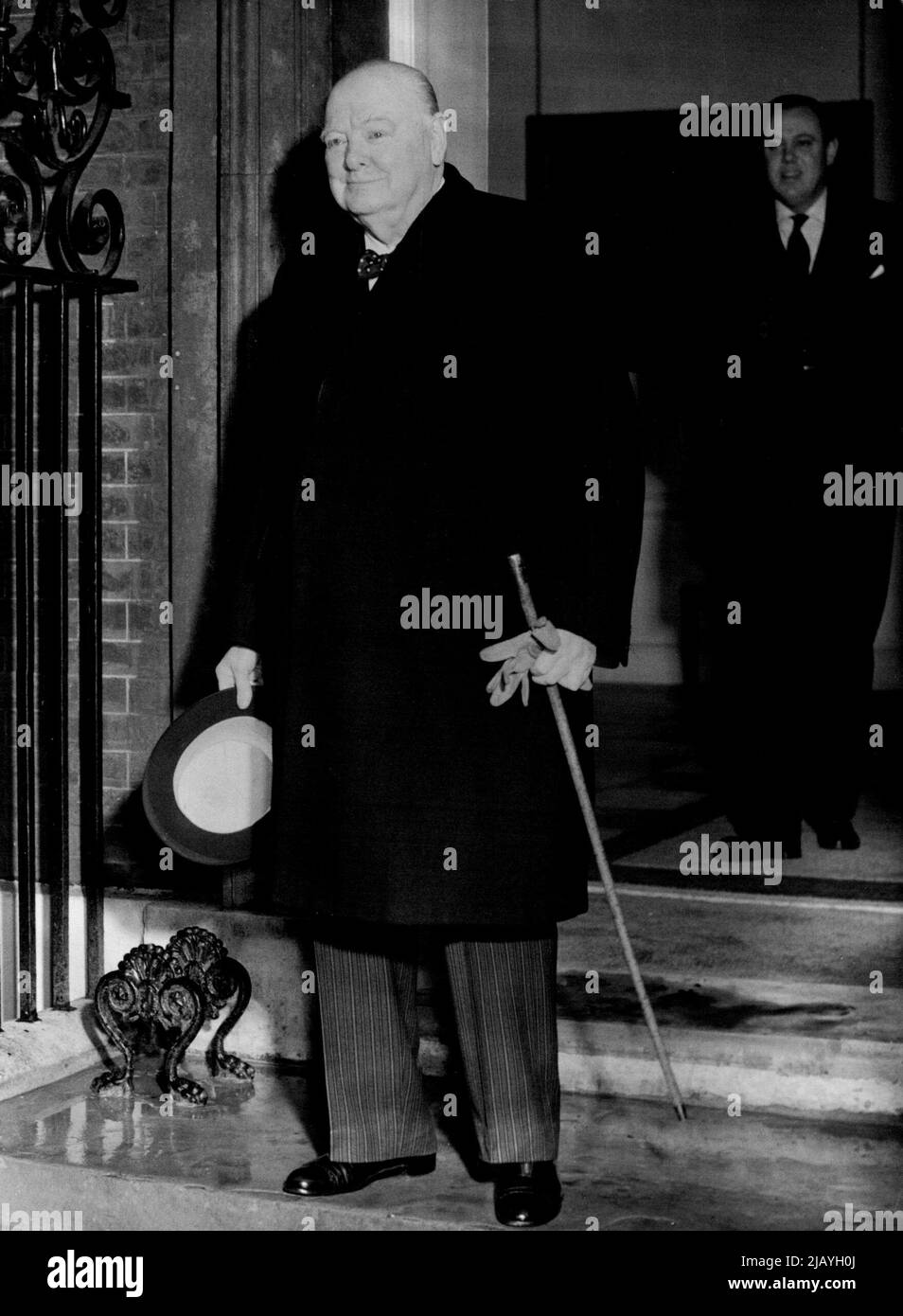 Churchills erstes 80.-jähriges Geburtstagsfoto: Dieses Foto wurde gemacht, als Premier Sir Winston Churchill die Downing Street 10 auf dem Weg zum Haus der Herren verließ, um das Parlament heute Morgen, dem 30. November, zu seinem 80.. Geburtstag, zu eröffnen. 30. November 1954. (Foto von Associated Press Photo). Stockfoto