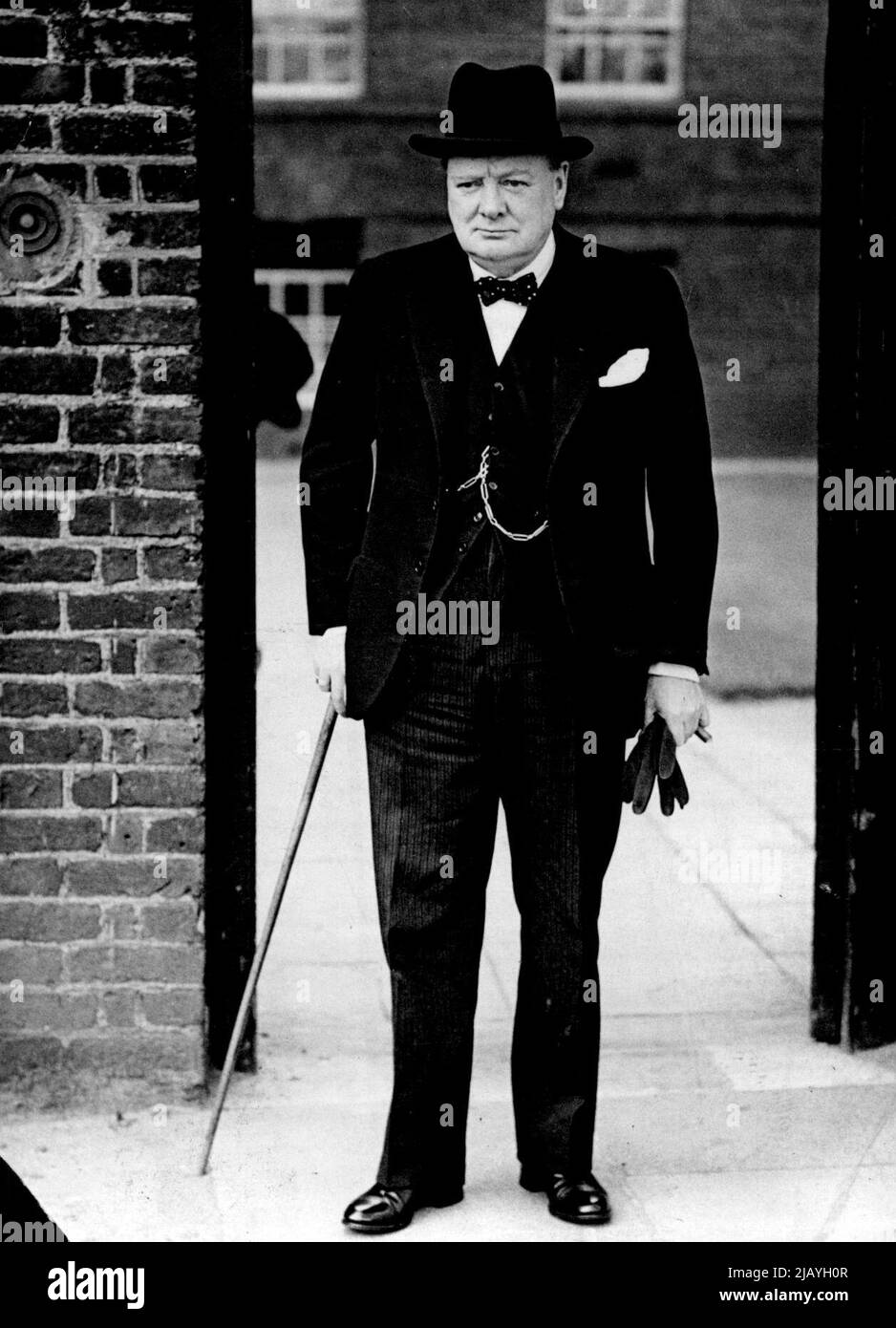 Kabinett hat 8:00 UHR Treffen nach Nachrichten Ofminvasion Oh Holland und Belgien: Herr Winston Churchill um 10 Uhr, Downing - Street, London, für das Treffen. Das Kabinett traf sich um 8 UHR FRÜH, nachdem die Deutschen von der Invasion Hollands, Belgiens und Luxemburgs berichtet hatten. Die Leiter der drei Dienste nahmen daran Teil. Sir Winston Churchill, abgebildet vor der Downing Street Nr. 10 zu Beginn des Zweiten Weltkriegs 10.Mai 1940. Stockfoto