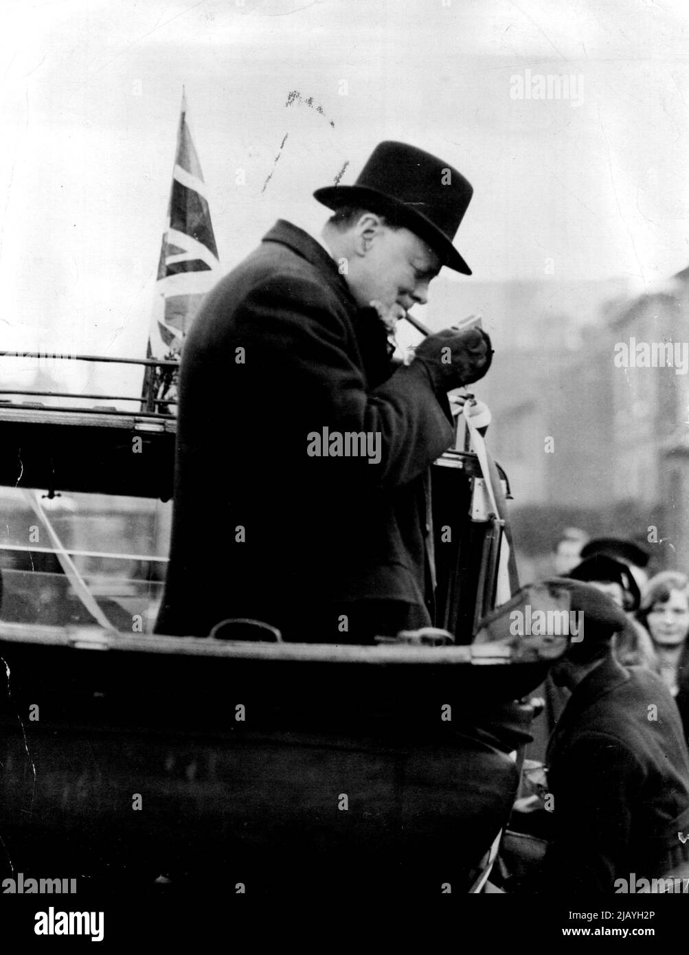 „Herr Winston Churchill bei Epping: Heute Nachmittag bei Epping Shows - Mr. Winston Churchill, der sich des Sieges sicher ist, zündet seine Zigarre in leichtem Vertrauen an. 27. Oktober 1931. (Foto von Photo Press). Stockfoto