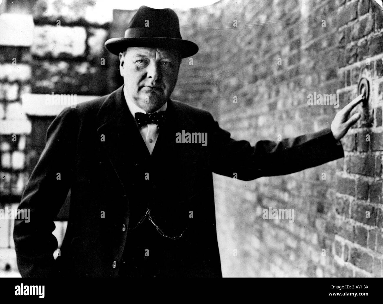 Winston Churchill, der erste lord der Admiralität, läutet die Glocke an der Hintertür von Nr. 10. Downing Street, als er den Premierminister besuchte. 21. Dezember 1939. (Foto von Universal Pictorial Press & Agency). Stockfoto