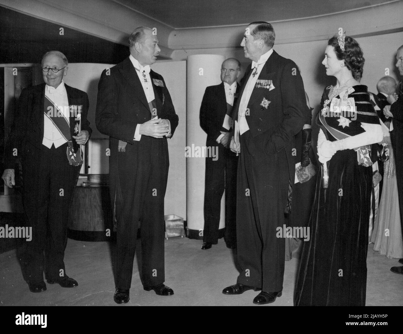 Slim feiert den Australia Day mit Duke und Herzogin - der Duke und die Herzogin von Gloucester mit Sir Clive Baillieu (zweiter von rechts) und Sir Thomas Dunhill (äußerster linker), dem australischen Chirurgen, heute Abend im Savoy. Feldmarschall Sir William Slim ist im Hintergrund zu sehen. Sowohl Sir Clive (ein Australier aus Melbourne) als auch Sir Thomas sind Mitglieder des Australia Club Komitees. Der designierte Generalgouverneur des Feldmarschalls von Australien und Lady Slim waren heute Abend (Montag) bei einem Abendessen im Australia Club zu Gast, an dem der Präsident des Clubs, Duke of Gloucester, und die Herzogin im Sa teilnahmen Stockfoto