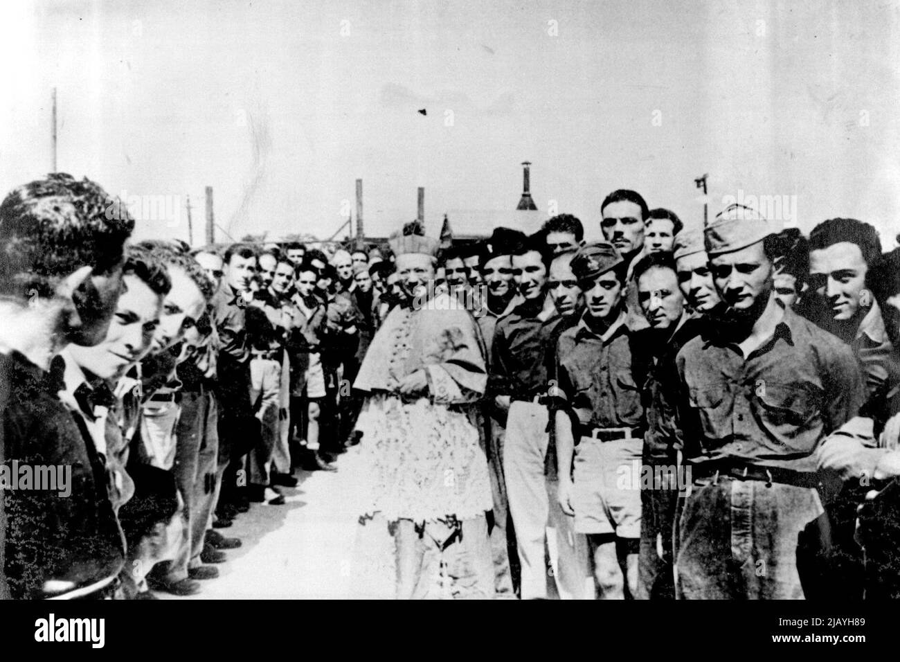 Päpstlicher Vertreter besucht Kriegsgefangene in den USA der Apostolische Delegierte Amleto Giovanni Cicognani, päpstliche Repräsentant in den USA, besuchte kürzlich zwei Kriegsgefangene, um die geistlichen Bedürfnisse der in ihnen internierten Männer zu befriedigen. Seine Exzellenz hat einmal das Sakrament der Firmung gespendet, in beiden Lagern Messen gefeiert und Gebetbücher, Rosenkränze und ähnliche Artikel verteilt. Hier ist Erzbischof Amleto Giovanni Cicognani, Apostolischer Delegierter in den USA, der die italienischen Kriegsgefangenen im Lager von Weingarten Missouri besucht. 9. März 1943. (Foto von U.S. Arm Stockfoto