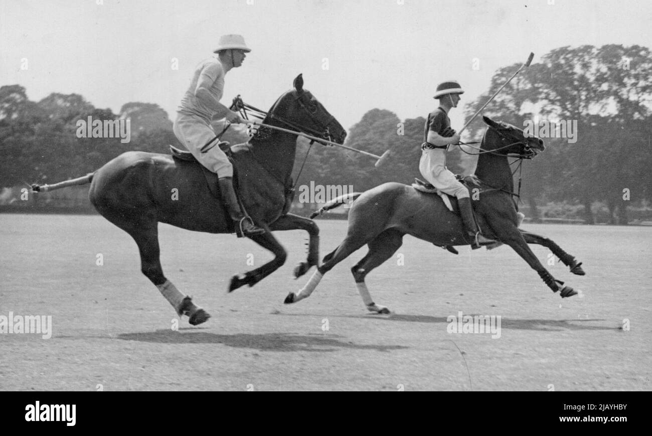 Der Herzog von Gloucester das Stück 2 ***** Polo für die R.A. 7.11-15 gegen die R. Navy Races in Ranelagh, ***** . 19. Juli 1937. (Foto von Keystone View Company). Stockfoto