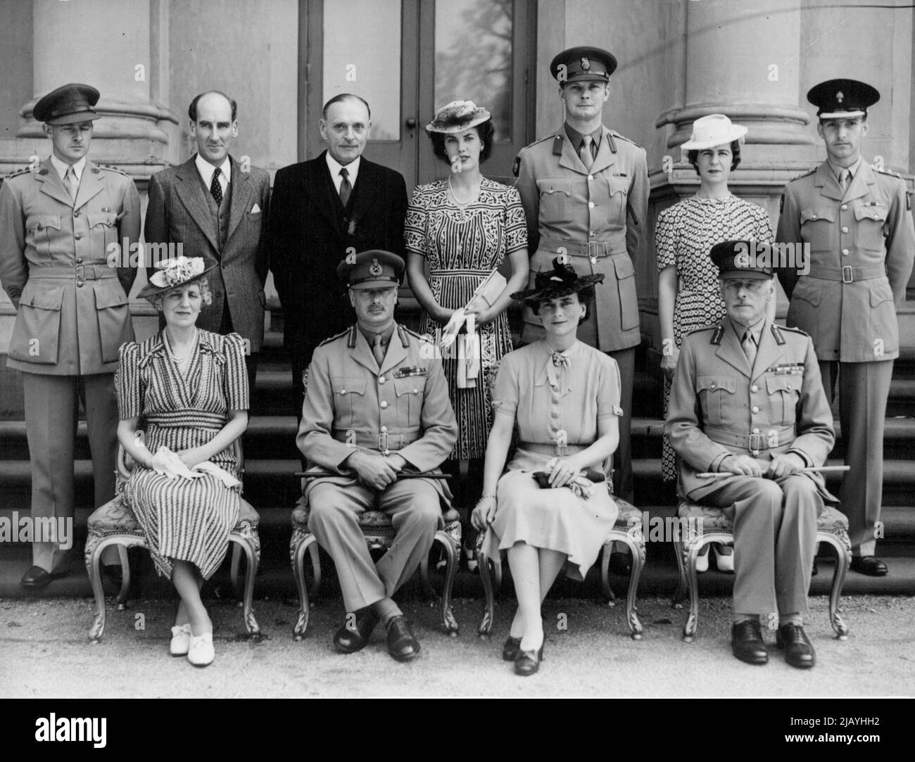 Offizielle Gruppe im ***** Lady Duggan, Duke & Duggan im ***** Capt. M. T. Fairbairn A. D. C. an Sir Winston Duggan, Angus McLoughlin, LT. Bob E. J. de C. Boys, Miss Eileen Philips, Brig Schreiber, Miss Lisle Johnson Privatsekretärin an Lady Duggan, Capt. Alexander Ramsay. 01. Februar 1945. Stockfoto