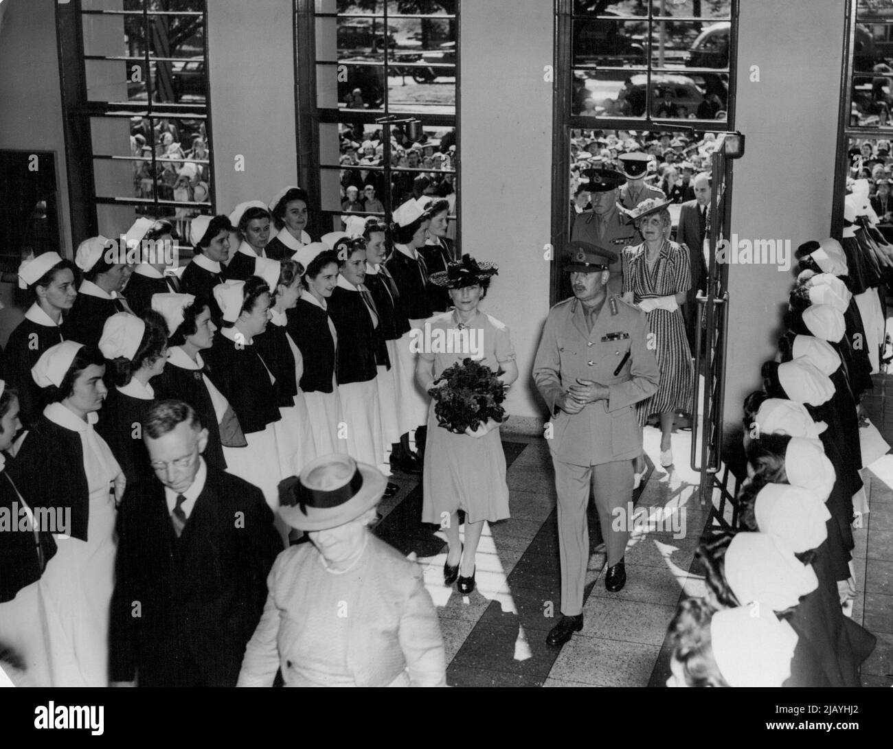 Duke & Duchess in Begleitung von Lord & Lady Duggan ***** Im Prince Henry Krankenhaus. 01. Februar 1945. Stockfoto