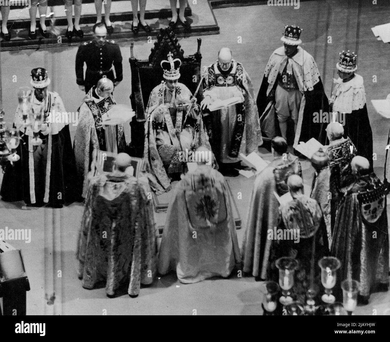 Die Krönung von König Georg VI. Und Königin Elizabeth – der gekrönte König George VI. Saß während der Zeremonie auf dem Krönungsstuhl in der Westminster Abbey. 12.Mai 1937. (Foto der „topischen“ Presseagentur Ltd.) Stockfoto