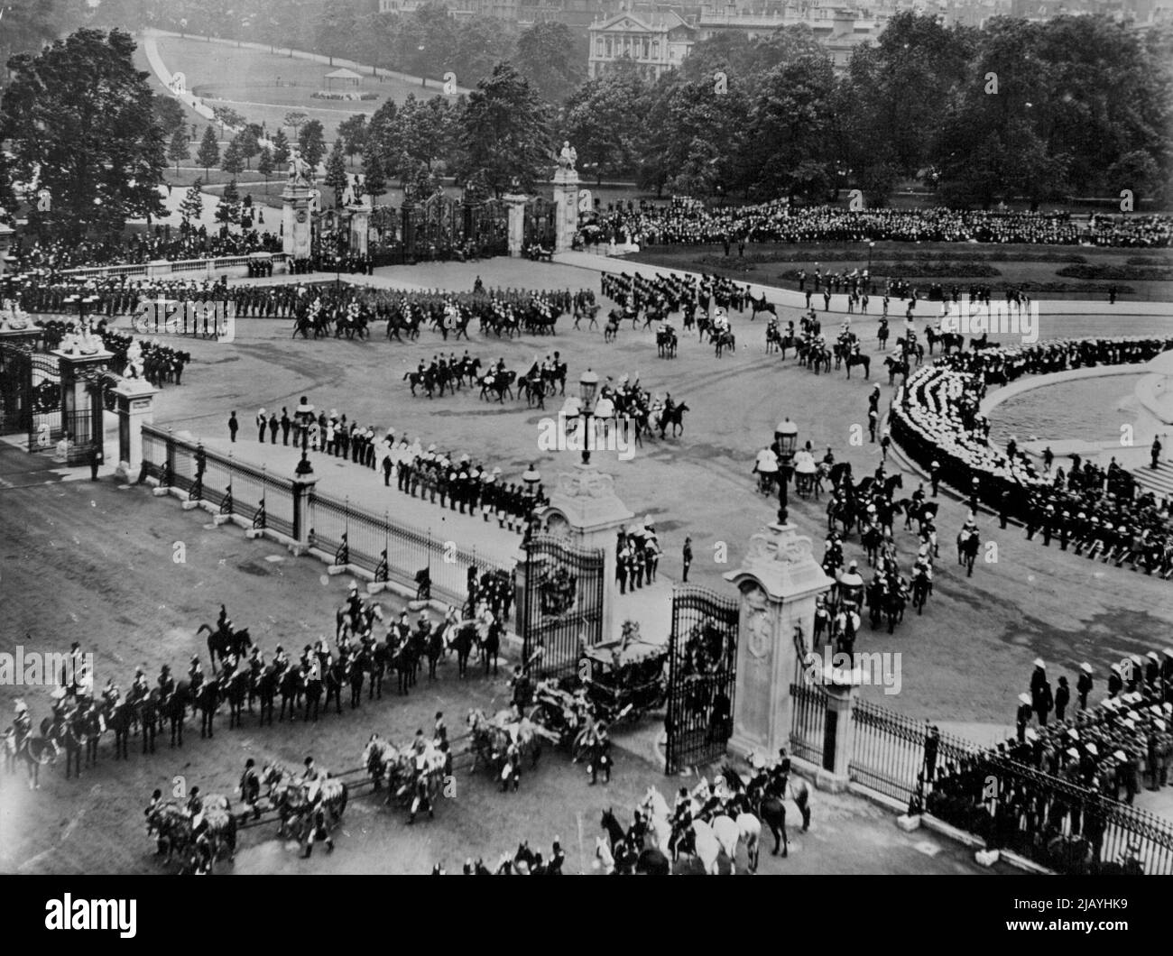 Die Krönung im Jahr 1911 -- Diese Ansicht aus einem der Fenster am Buckingham Palace zeigt die Rückkehr des Royal Coach aus der Westminster Abbey am 12.. Mai 1911, als König George V gekrönt wurde. 30. Juni 1953. (Foto von Bassano, Camera Press). Stockfoto