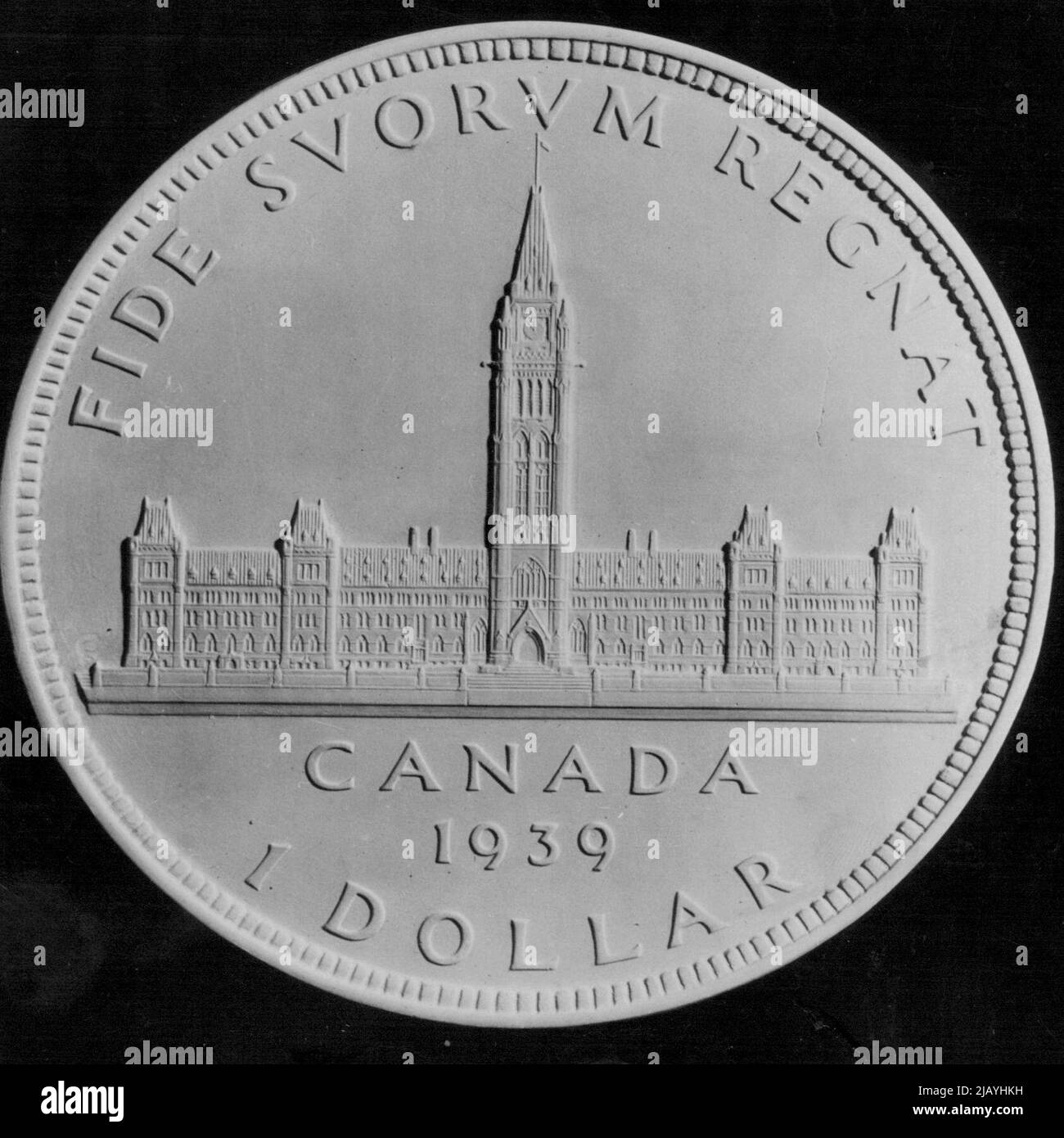 Kanadische Münze erinnert an den königlichen Besuch. Ein Blick auf die Rückseite des Silberdollar. Ausgestellt anlässlich des Besuches des Königs und der Königin in Kanada. 16. Juni 1939. (Foto von ACME Photo). Stockfoto