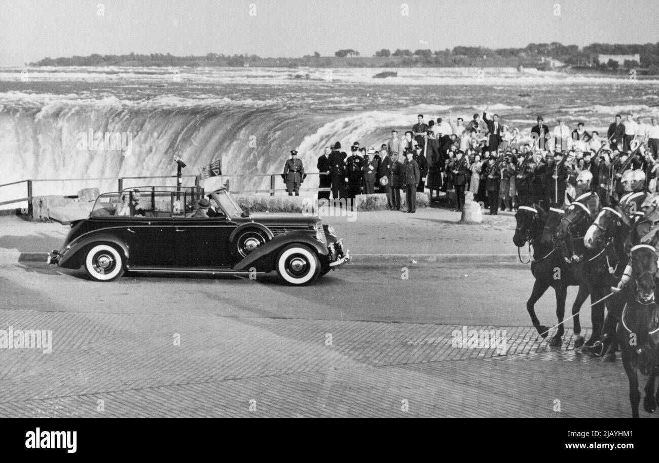 König und Königin an den Niagarafällen - der König und die Königin besuchten die Niagarafälle, Ontario, bevor sie in die Vereinigten Staaten überreisten. Die Royal Party fährt an den Horseshoe Falls vorbei. 13. Juni 1939. (Foto: Sport & General Press Agency, Limited). Stockfoto