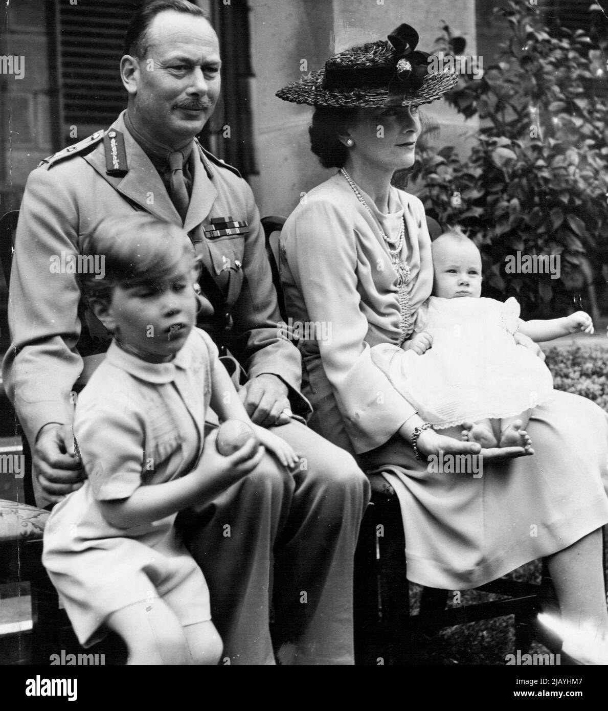 Eine glückliche Familiengruppe des Herzogs und der Herzogin von Gloucester und ihrer Tow-Söhne, Prinz William (links) und Prinz Richard, wurde gestern im Admiralty House aufgenommen. Eine Serie von Bildern, die die Schwierigkeiten zeigen, Prinz William zu überzeugen, für seine Fotografie zu posieren. 30. Januar 1945. Stockfoto