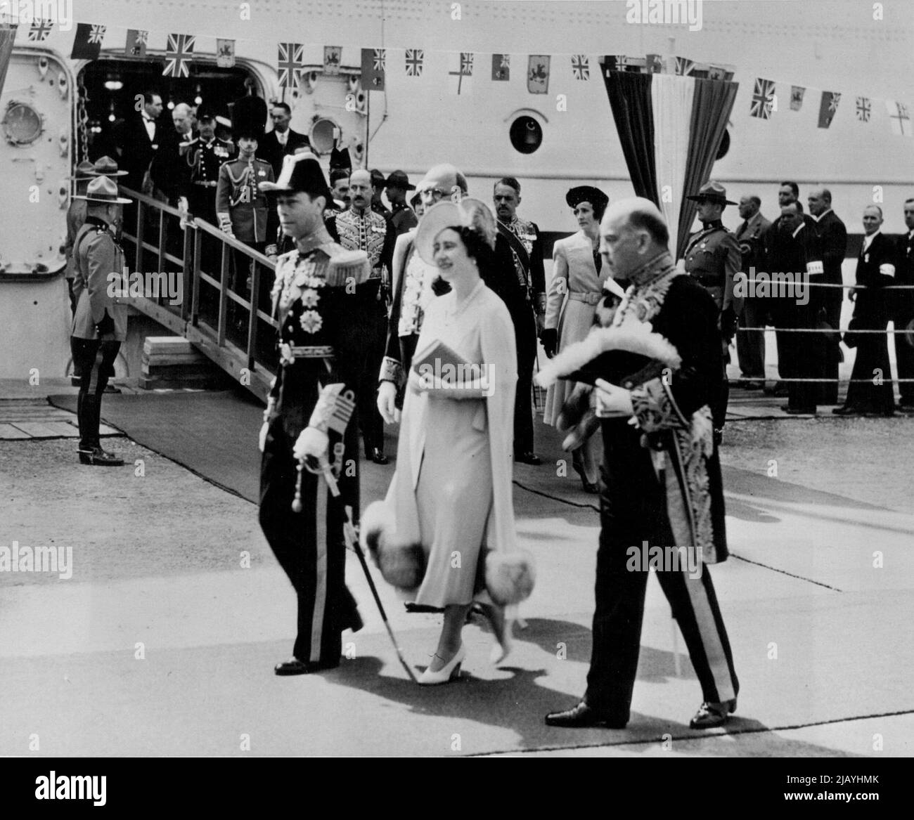 Britische Herrscher steigen in Quebec an Land -- neben Premierminister McKenzie, dem König von Kanada, werden König George und Königin Elizabeth gezeigt, als sie nach dem Aussteigen aus der SS-Kaiserin von Australien das Gangplank verließen. Sie sind die ersten britischen Sovereigns, die jemals auf kanadischen Boden getreten sind. 17.Mai 1939. (Foto von ACME). Stockfoto