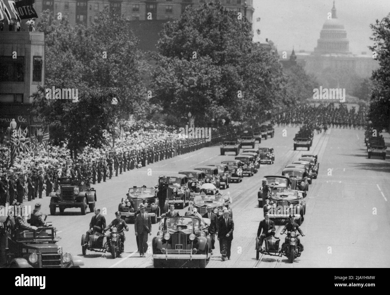 Große Menschenmengen säumten die Straßen, als der König und Präsident Roosevelt und die Königin und Frau Roosevelt durch die Straßen fuhren. Panzer und gepanzerte Autos führten die Prozession an. Die Geheimbänner gingen neben die Autos. 01. Juni 1939. (Foto von The Associated Press of Great Britain Ltd.). Stockfoto