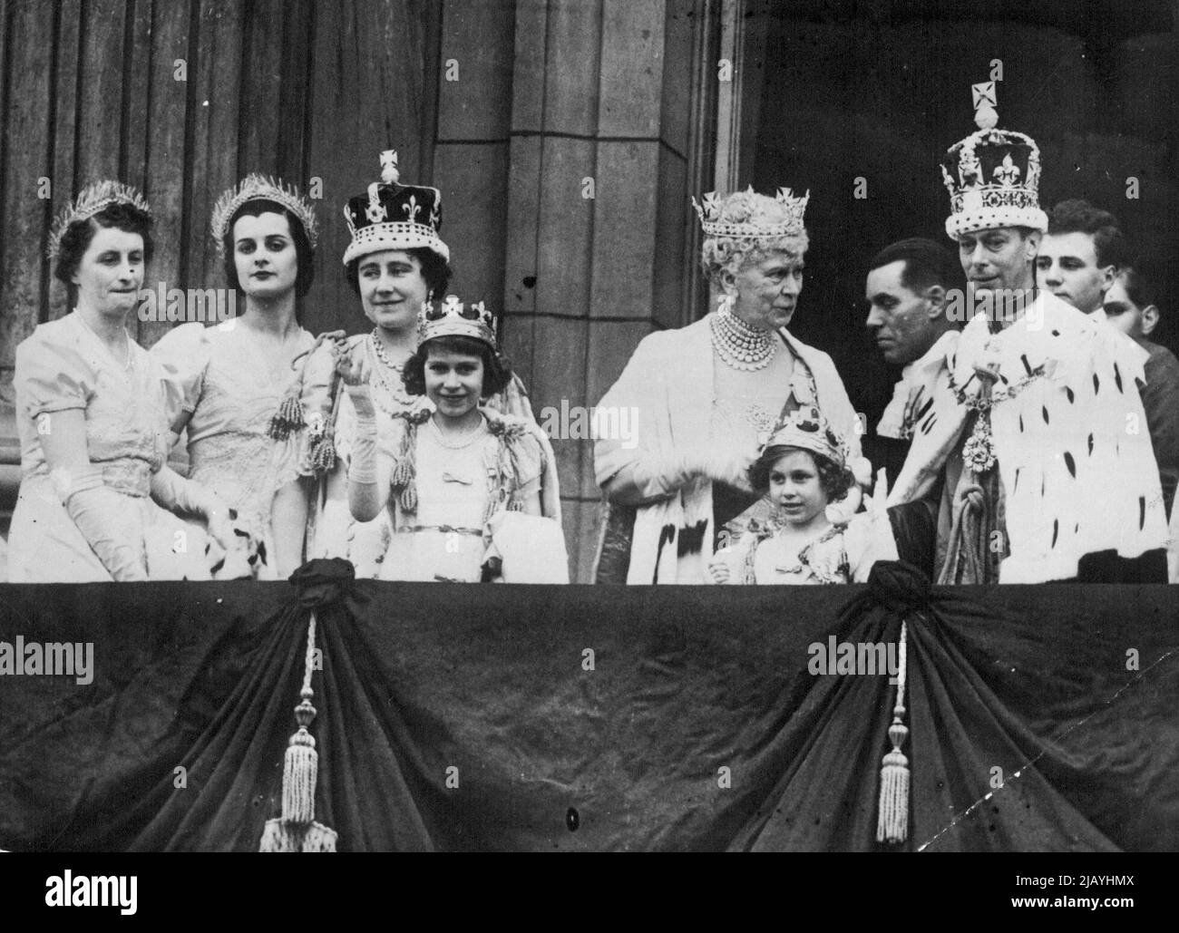 Die Krönung von König Georg VI. Und Königin Elizabeth. Szenen Nach Der Zeremonie . Ein glückliches Bild auf dem Balkon des Buckingham Palace, zeigt H.M. der König N.M. Die Königin, Königin Maria und die beiden Prinzessinnen. Königin Marry's Familie nach der Krönung von George VI und Königin Elizabeth. Winken ist die junge Prinzessin jetzt Königin Elizabeth II.. Von diesem Balkon des Buckingham Palace aus hat die alte Königin gesehen, wie sich die Ereignisse selbst Formen und dann in die Geschichte übergehen - während sie weiterlebt. 12.Mai 1957. (Foto von Sport & General Press Association Limited). Stockfoto