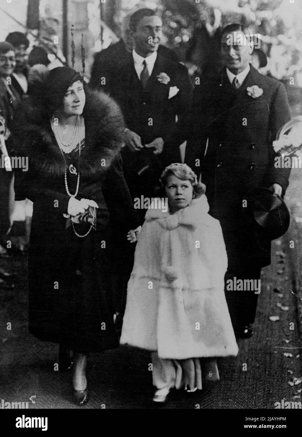 „Hochzeit von Lady May Cambridge und Capt. Henry Abel Smith in der Balcombe Village Church, Sussex. Der Herzog und die Herzogin von York mit Prinzessin Elizabeth, Brautjungfer, die nach der Zeremonie abreisen. 24. Oktober 1931. (Foto von Photopress) Stockfoto