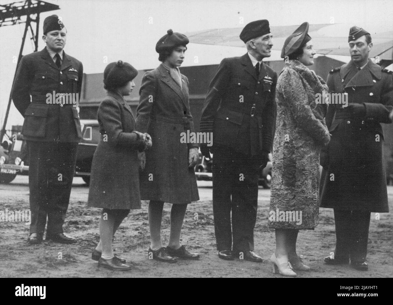 (Rechts). An einem R.A.F. Coastal Command Station, als der König Flugzeuge und Quartiere inspizierte und Auszeichnungen und Auszeichnungen überreichte. Er wurde von der Königin, Prinzessin Elizabeth und Prinzessin Margaret Rose begleitet. 07. April 1941. Stockfoto