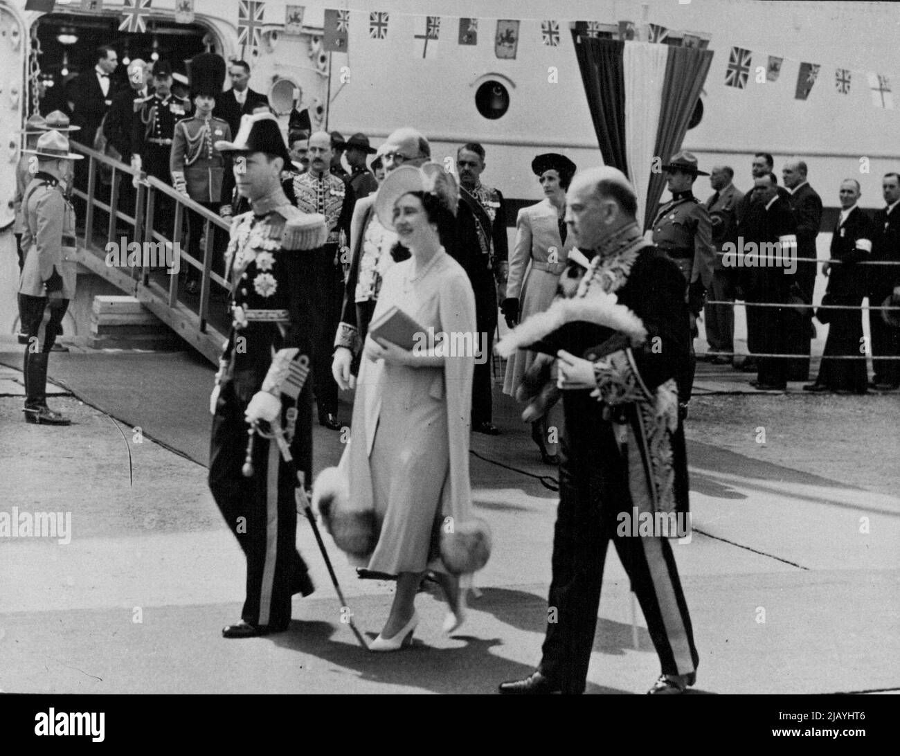 Der König und die Königin in Kanada -- das Bild, das heute Abend vom panamerikanischen Flugboot 'Yankee Clipper' erhalten wurde, zeigt den König und die Königin unmittelbar nach der Ausschiffung von der SS-Kaiserin von Australien in Quebec. Mit ihren Majestäten ist Mr. Mackenzie King der kanadische Premier, der sie begrüßte. 13. Juni 1986. (Foto von L.N.A.). Stockfoto