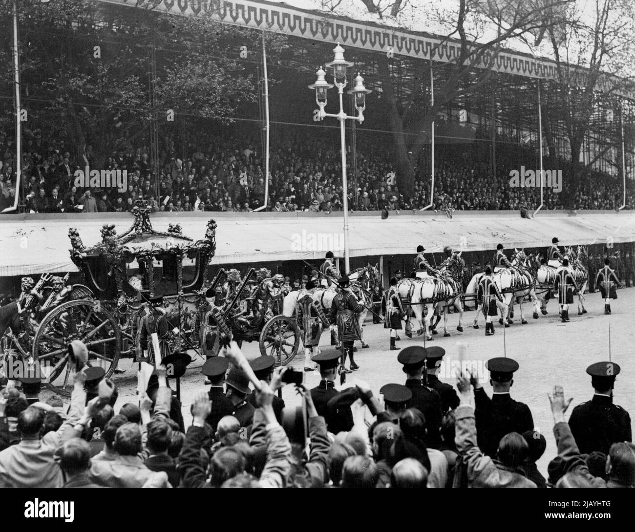 Die Krönung von König George VI. Und Königin Elizabeth -- Ein Blick auf den Krönungswagen mit ihren Majestäten, der in der Westminster Abbey ankommt, sieht man die Königin deutlich, wie sie sich vor den Menschen verbeugt, die die Route säumen. 12.Mai 1937. (Foto von Photographic News Agencies Ltd.). Stockfoto