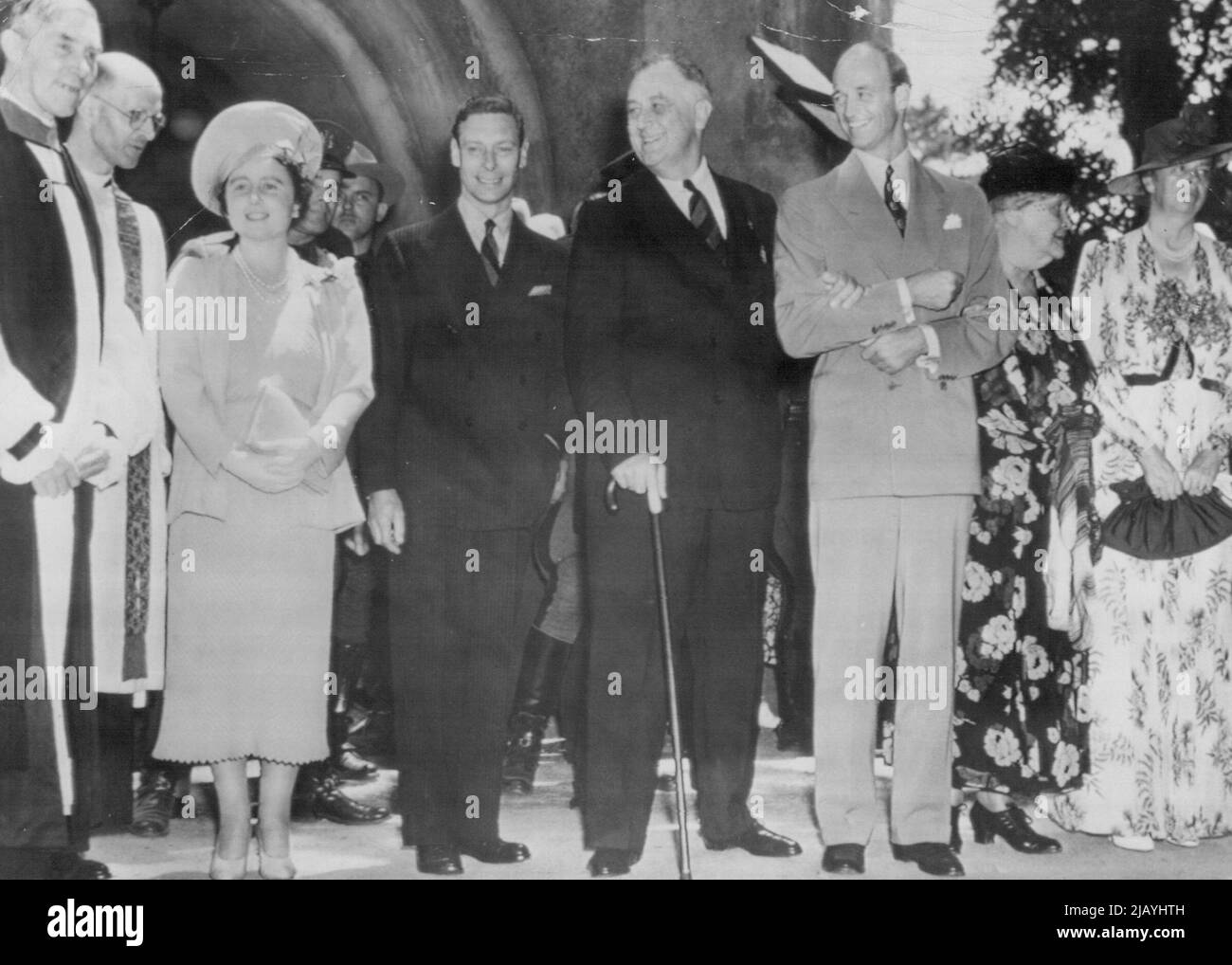 Die ersten Familien gehen zur Kirche -- König George und Königin Elizabeth werden hier gezeigt, als sie die St. James Episcopal Church im Hyde Park, NY, verließen, nachdem sie dort im Juni 11 an Gottesdiensten mit Mitgliedern der Familie Roosevelt teilgenommen hatten. Von links nach rechts: Bischof H.S.G. Tucker, der die Predigt hielt; der Reverend Frank Wilson, Rektor der kleinen Pfarrei; Königin Elizabeth, König George, der Präsident, der Sohn des Präsidenten, James, die Mutter des Präsidenten, Sarah Delano Roosevelt, und Franklin D. Roosevelt, die Frau des Präsidenten. 6. November 1939. (Foto von Associated Press Photo). Stockfoto