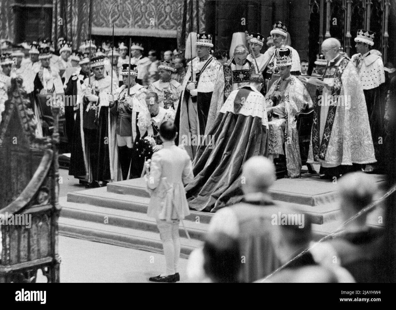 Die Krönung von König Georg VI. 1937 -- die Hommage an den König, gekrönt und inthronisiert; König George VI. Erhält die Hommage der Herren spirituell und zeitweilig in Westminster Abbey. 17. März 1953. (Foto von Fox Photos). Stockfoto